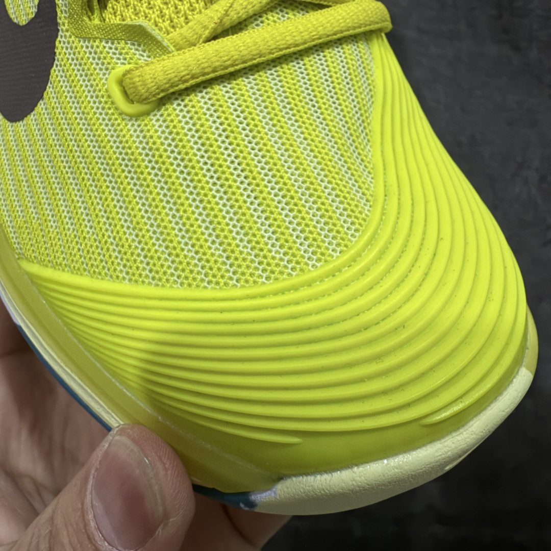 图片[5]-【外贸版】Nike Zoom Vapor 12 HC Prm 舒适 低帮 网球鞋 HF7827-300 郑钦文同款上脚 网球实战必穿款 颜值与实用性兼具 轻质网眼鞋面，透气又轻盈 Air Zoom 缓震配置超给力，击球冲击能有效吸收，缓震回弹超舒适，启动反馈也很赞。 鞋身流线型设计，减少空气阻力，灵活性拉满 鞋底橡胶耐磨，硬地抓地力强，多方向人字纹，急停、变向都稳 中足锁定稳，侧向支撑靠谱，鞋楦贴合度适中，打球时脚在鞋里不乱晃，能专注赢球 简约设计适配多种风格，运动与日常场景无缝切换 轻量化与透气性 网面材质减轻重量，长时间穿着舒适 尺码：36-47-选品中心