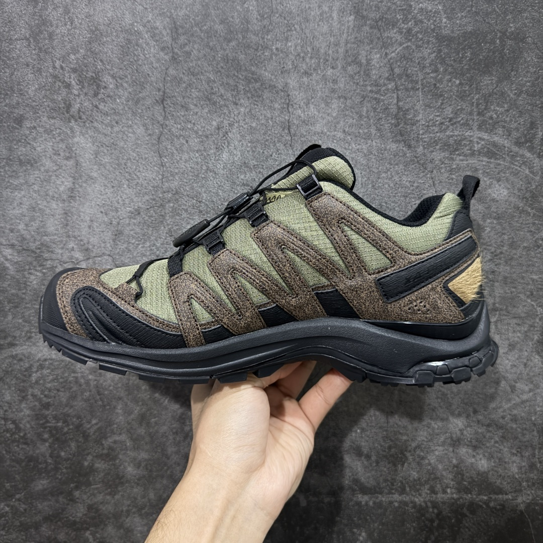 图片[2]-【666版本】SALOMON 萨洛蒙 XA PRO 3D 户外运动 网布减震防滑透气 低帮跑步鞋 男女同款 马年限定 马毛 477974 全新品质 巅峰之作 所有配色均购物原版拆解1：1开发 原材料打造 非市场公版便宜货 私模大底 清洁度比市场所有版本都高 全套原纸板楦头开发 原厂网布配套 确保原汁原味 完美呈现版型 原档数据独家私模五层组合大底 男女鞋同步官方开发至46 原装Ortholite轻量化鞋垫 中底布带钢印编号 原厂TPU锁扣 进口港宝加持 后跟自然饱满 还原公司包裹性 鞋面采用SENSIFT贴合技术 全方位贴合包裹脚型 鞋跟部鞋底牵引设计 提供强大的抓地性能 更适应野外崎岖不平的道路 其3D ADVANCED CHASSIS底盘 材料轻量大化 钉齿设计更具稳定性 防护性 鞋底易磨损区运用CONTAGRIP高耐磨材料 应对城市硬质路面长距离跑考验 尺码：36 36.5 37.5 38 38.5 39 40 40.5 41 42 42.5 43 44 45 46-选品中心