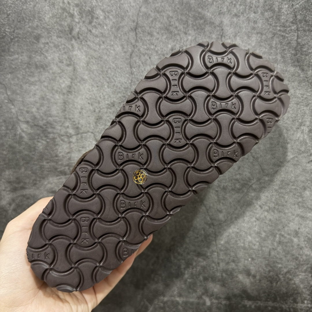 图片[9]-【莞顶G版】Birkenstock\\t 勃肯/博肯软木软底全包 羊毛一体休闲鞋 十年ZP代工厂老师傅工艺 纯手工打造原汁原味博肯 市场最强版 没有之一 鞋面设计：选用陸丰A级进口羊皮毛，质地细腻，手感丰满；尺寸间障均匀，柔软，深度保暖；吸湿，进气，排汗 鞋子内里：化质澳洲羔羊皮分子结构可将水蒸气吸进多孔构体中，吸湿性好，透气性极住，保持脚底干爽 鞋底设计：型模EVA极富弹性，加持胎面设计，升级版独家私模，柔软回弹性好，耐折耐磨，防滑防踢 尺码： 35 36 37 38 39 40-选品中心