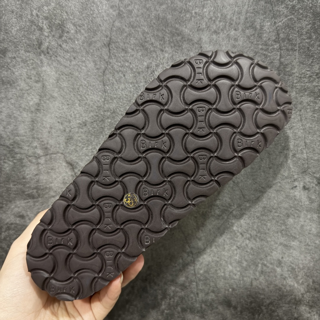 图片[9]-【莞顶G版】Birkenstock\\t 勃肯/博肯软木软底全包 羊毛一体休闲鞋 十年ZP代工厂老师傅工艺 纯手工打造原汁原味博肯 市场最强版 没有之一 鞋面设计：选用陸丰A级进口羊皮毛，质地细腻，手感丰满；尺寸间障均匀，柔软，深度保暖；吸湿，进气，排汗 鞋子内里：化质澳洲羔羊皮分子结构可将水蒸气吸进多孔构体中，吸湿性好，透气性极住，保持脚底干爽 鞋底设计：型模EVA极富弹性，加持胎面设计，升级版独家私模，柔软回弹性好，耐折耐磨，防滑防踢 尺码： 35 36 37 38 39 40-选品中心