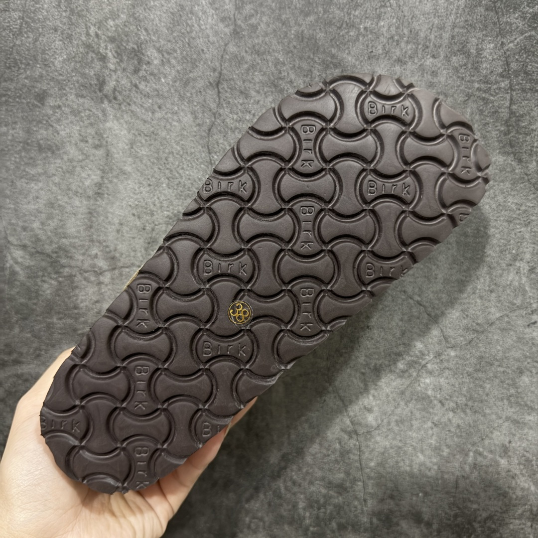 图片[9]-【莞顶G版】Birkenstock\\t 勃肯/博肯软木软底全包 羊毛一体休闲鞋 十年ZP代工厂老师傅工艺 纯手工打造原汁原味博肯 市场最强版 没有之一 鞋面设计：选用陸丰A级进口羊皮毛，质地细腻，手感丰满；尺寸间障均匀，柔软，深度保暖；吸湿，进气，排汗 鞋子内里：化质澳洲羔羊皮分子结构可将水蒸气吸进多孔构体中，吸湿性好，透气性极住，保持脚底干爽 鞋底设计：型模EVA极富弹性，加持胎面设计，升级版独家私模，柔软回弹性好，耐折耐磨，防滑防踢 尺码： 35 36 37 38 39 40-选品中心