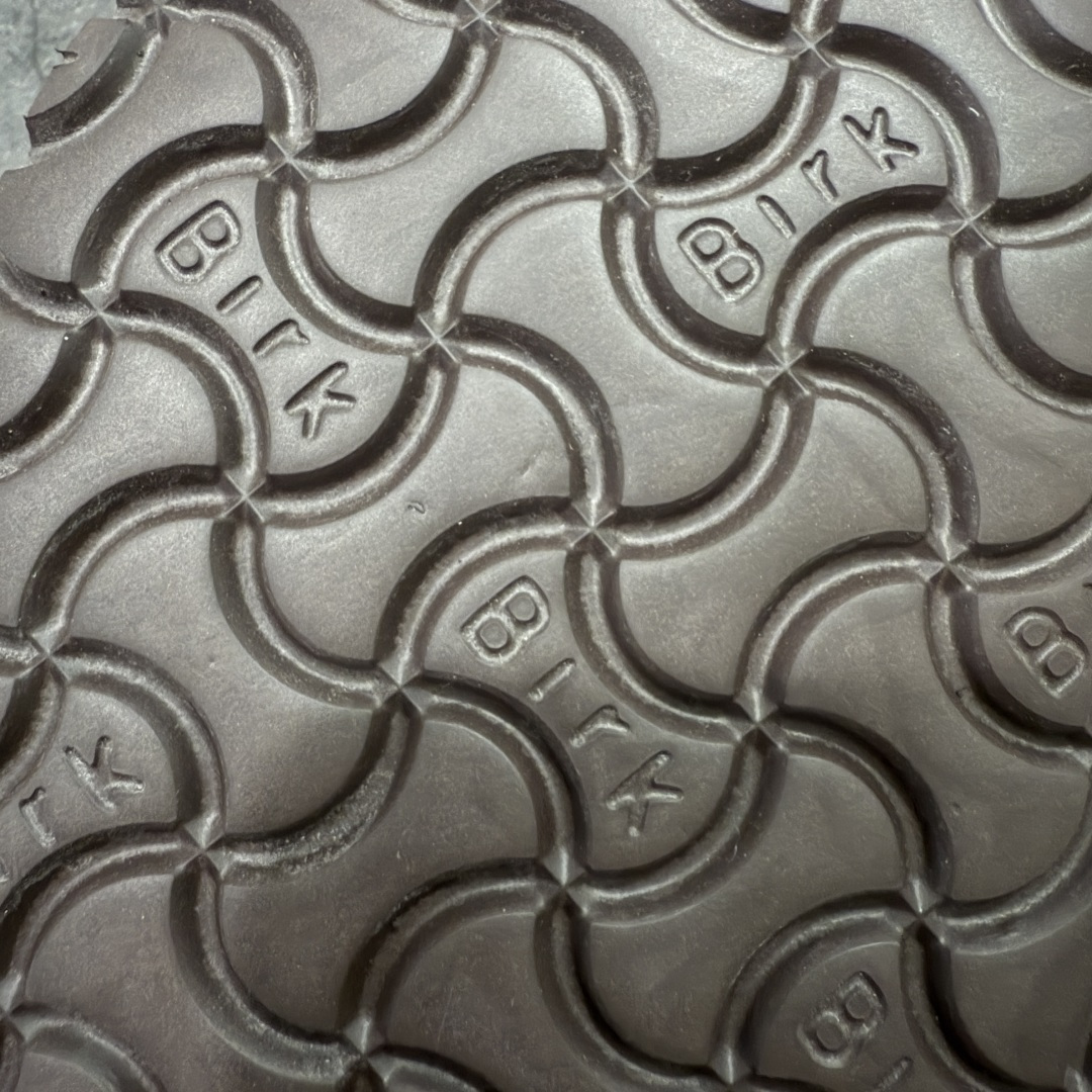 图片[5]-【莞顶G版】Birkenstock\\t 勃肯/博肯软木软底全包 羊毛一体休闲鞋 十年ZP代工厂老师傅工艺 纯手工打造原汁原味博肯 市场最强版 没有之一 鞋面设计：选用陸丰A级进口羊皮毛，质地细腻，手感丰满；尺寸间障均匀，柔软，深度保暖；吸湿，进气，排汗 鞋子内里：化质澳洲羔羊皮分子结构可将水蒸气吸进多孔构体中，吸湿性好，透气性极住，保持脚底干爽 鞋底设计：型模EVA极富弹性，加持胎面设计，升级版独家私模，柔软回弹性好，耐折耐磨，防滑防踢 尺码： 35 36 37 38 39 40-选品中心