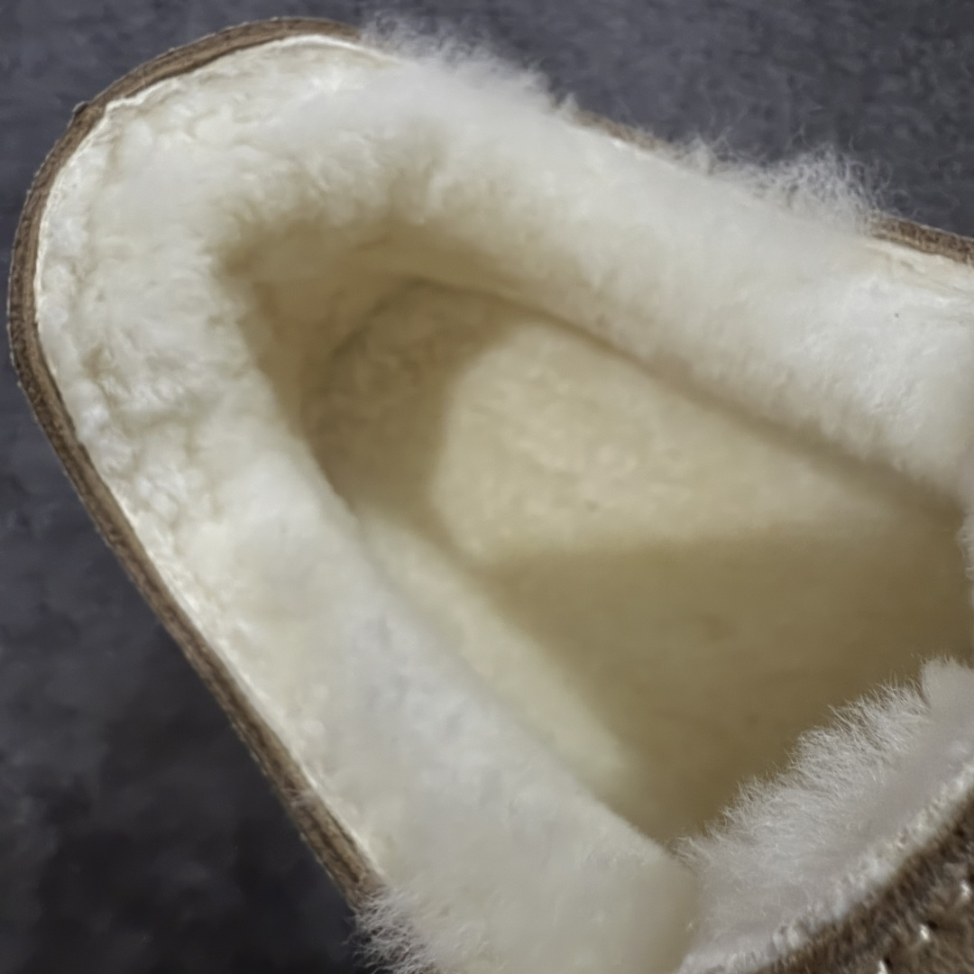 图片[3]-【莞顶G版】Birkenstock\\t 勃肯/博肯软木软底全包 羊毛一体休闲鞋 十年ZP代工厂老师傅工艺 纯手工打造原汁原味博肯 市场最强版 没有之一 鞋面设计：选用陸丰A级进口羊皮毛，质地细腻，手感丰满；尺寸间障均匀，柔软，深度保暖；吸湿，进气，排汗 鞋子内里：化质澳洲羔羊皮分子结构可将水蒸气吸进多孔构体中，吸湿性好，透气性极住，保持脚底干爽 鞋底设计：型模EVA极富弹性，加持胎面设计，升级版独家私模，柔软回弹性好，耐折耐磨，防滑防踢 尺码： 35 36 37 38 39 40-选品中心