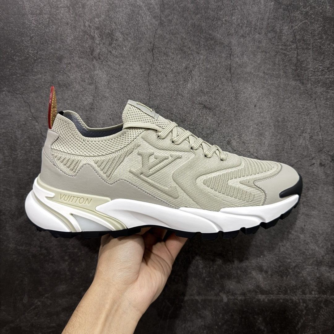 【YS 纯原】 广奢高端货 路易威登LOUIS VUITTON Runner Tatic系列 牛皮革 · 织物·圆头系带 · 低帮休闲男鞋 ✦ LV高端运动线 Runner Tatic 正统版型 ✦ 头层小牛皮革鞋面，纹理细腻、挺括高级 ✦ 原厂网面拼接结构，透气轻盈不闷脚 ✦ 圆头低帮设计，上脚更显修长与干净 ✦ 原楦开模开发，包裹感流畅贴合 ✦ 独家轻量缓震中底，行走舒适度拉满 ✦ 耐磨橡胶外底，抓地稳、耐穿强 ✦ LV Logo、花纹、结构点位全部对版 ✦ 专柜级包装＋配件齐全 ✦ 蓝色百搭耐看，通勤/日常轻奢必备 尺码：38-46-选品中心