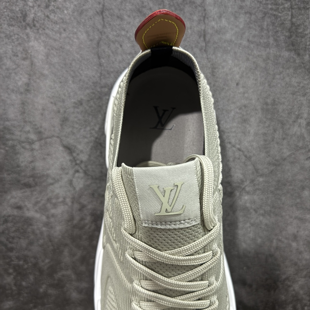 图片[8]-【YS 纯原】 广奢高端货 路易威登LOUIS VUITTON Runner Tatic系列 牛皮革 · 织物·圆头系带 · 低帮休闲男鞋 ✦ LV高端运动线 Runner Tatic 正统版型 ✦ 头层小牛皮革鞋面，纹理细腻、挺括高级 ✦ 原厂网面拼接结构，透气轻盈不闷脚 ✦ 圆头低帮设计，上脚更显修长与干净 ✦ 原楦开模开发，包裹感流畅贴合 ✦ 独家轻量缓震中底，行走舒适度拉满 ✦ 耐磨橡胶外底，抓地稳、耐穿强 ✦ LV Logo、花纹、结构点位全部对版 ✦ 专柜级包装＋配件齐全 ✦ 蓝色百搭耐看，通勤/日常轻奢必备 尺码：38-46-选品中心