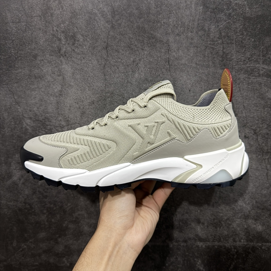 图片[2]-【YS 纯原】 广奢高端货 路易威登LOUIS VUITTON Runner Tatic系列 牛皮革 · 织物·圆头系带 · 低帮休闲男鞋 ✦ LV高端运动线 Runner Tatic 正统版型 ✦ 头层小牛皮革鞋面，纹理细腻、挺括高级 ✦ 原厂网面拼接结构，透气轻盈不闷脚 ✦ 圆头低帮设计，上脚更显修长与干净 ✦ 原楦开模开发，包裹感流畅贴合 ✦ 独家轻量缓震中底，行走舒适度拉满 ✦ 耐磨橡胶外底，抓地稳、耐穿强 ✦ LV Logo、花纹、结构点位全部对版 ✦ 专柜级包装＋配件齐全 ✦ 蓝色百搭耐看，通勤/日常轻奢必备 尺码：38-46-选品中心