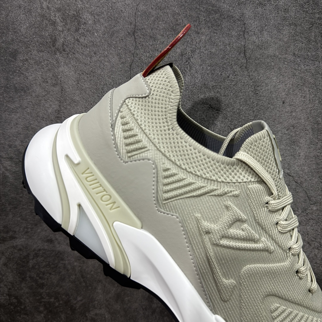 图片[7]-【YS 纯原】 广奢高端货 路易威登LOUIS VUITTON Runner Tatic系列 牛皮革 · 织物·圆头系带 · 低帮休闲男鞋 ✦ LV高端运动线 Runner Tatic 正统版型 ✦ 头层小牛皮革鞋面，纹理细腻、挺括高级 ✦ 原厂网面拼接结构，透气轻盈不闷脚 ✦ 圆头低帮设计，上脚更显修长与干净 ✦ 原楦开模开发，包裹感流畅贴合 ✦ 独家轻量缓震中底，行走舒适度拉满 ✦ 耐磨橡胶外底，抓地稳、耐穿强 ✦ LV Logo、花纹、结构点位全部对版 ✦ 专柜级包装＋配件齐全 ✦ 蓝色百搭耐看，通勤/日常轻奢必备 尺码：38-46-选品中心