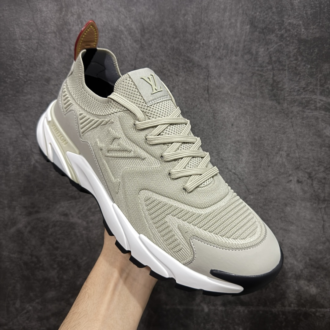 图片[3]-【YS 纯原】 广奢高端货 路易威登LOUIS VUITTON Runner Tatic系列 牛皮革 · 织物·圆头系带 · 低帮休闲男鞋 ✦ LV高端运动线 Runner Tatic 正统版型 ✦ 头层小牛皮革鞋面，纹理细腻、挺括高级 ✦ 原厂网面拼接结构，透气轻盈不闷脚 ✦ 圆头低帮设计，上脚更显修长与干净 ✦ 原楦开模开发，包裹感流畅贴合 ✦ 独家轻量缓震中底，行走舒适度拉满 ✦ 耐磨橡胶外底，抓地稳、耐穿强 ✦ LV Logo、花纹、结构点位全部对版 ✦ 专柜级包装＋配件齐全 ✦ 蓝色百搭耐看，通勤/日常轻奢必备 尺码：38-46-选品中心