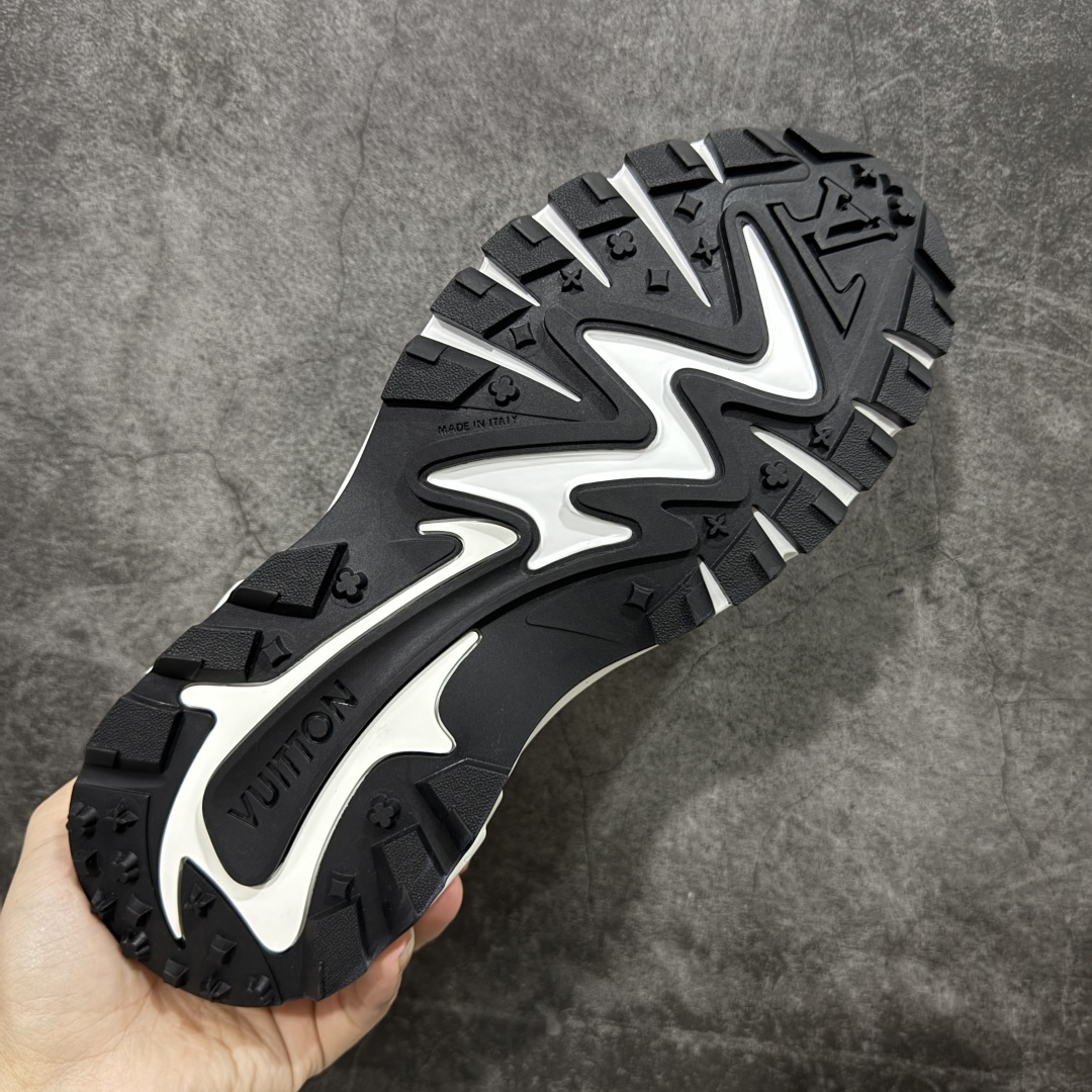 图片[9]-【YS 纯原】 广奢高端货 路易威登LOUIS VUITTON Runner Tatic系列 牛皮革 · 织物·圆头系带 · 低帮休闲男鞋 ✦ LV高端运动线 Runner Tatic 正统版型 ✦ 头层小牛皮革鞋面，纹理细腻、挺括高级 ✦ 原厂网面拼接结构，透气轻盈不闷脚 ✦ 圆头低帮设计，上脚更显修长与干净 ✦ 原楦开模开发，包裹感流畅贴合 ✦ 独家轻量缓震中底，行走舒适度拉满 ✦ 耐磨橡胶外底，抓地稳、耐穿强 ✦ LV Logo、花纹、结构点位全部对版 ✦ 专柜级包装＋配件齐全 ✦ 蓝色百搭耐看，通勤/日常轻奢必备 尺码：38-46-选品中心