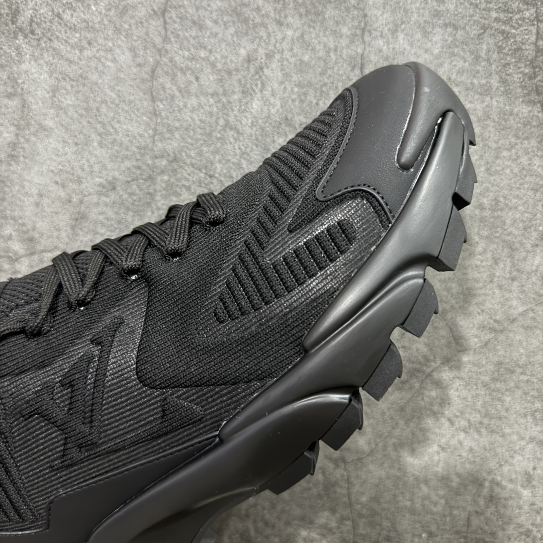 图片[6]-【YS 纯原】 广奢高端货 路易威登LOUIS VUITTON Runner Tatic系列 牛皮革 · 织物·圆头系带 · 低帮休闲男鞋 ✦ LV高端运动线 Runner Tatic 正统版型 ✦ 头层小牛皮革鞋面，纹理细腻、挺括高级 ✦ 原厂网面拼接结构，透气轻盈不闷脚 ✦ 圆头低帮设计，上脚更显修长与干净 ✦ 原楦开模开发，包裹感流畅贴合 ✦ 独家轻量缓震中底，行走舒适度拉满 ✦ 耐磨橡胶外底，抓地稳、耐穿强 ✦ LV Logo、花纹、结构点位全部对版 ✦ 专柜级包装＋配件齐全 ✦ 蓝色百搭耐看，通勤/日常轻奢必备 尺码：38-46-选品中心