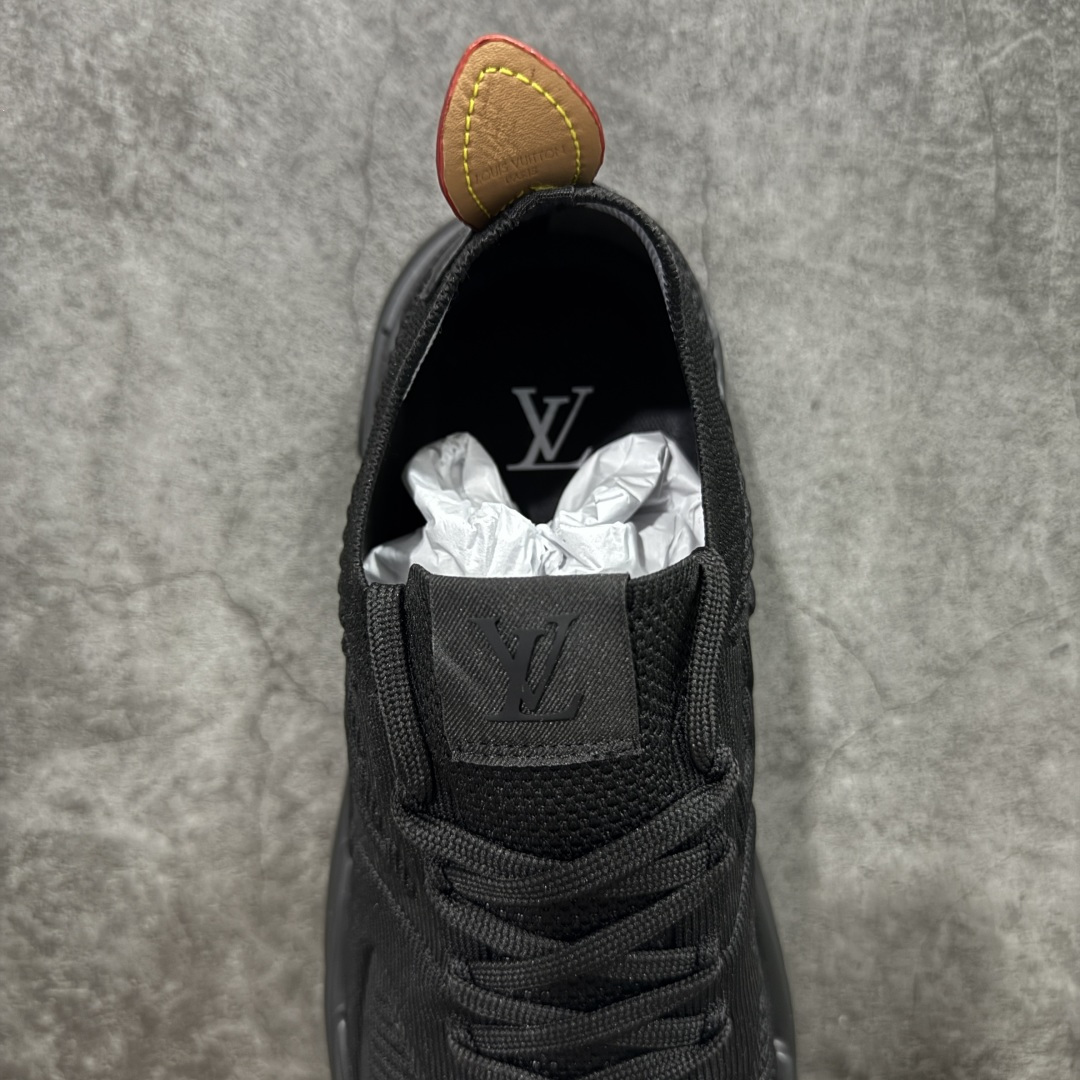 图片[8]-【YS 纯原】 广奢高端货 路易威登LOUIS VUITTON Runner Tatic系列 牛皮革 · 织物·圆头系带 · 低帮休闲男鞋 ✦ LV高端运动线 Runner Tatic 正统版型 ✦ 头层小牛皮革鞋面，纹理细腻、挺括高级 ✦ 原厂网面拼接结构，透气轻盈不闷脚 ✦ 圆头低帮设计，上脚更显修长与干净 ✦ 原楦开模开发，包裹感流畅贴合 ✦ 独家轻量缓震中底，行走舒适度拉满 ✦ 耐磨橡胶外底，抓地稳、耐穿强 ✦ LV Logo、花纹、结构点位全部对版 ✦ 专柜级包装＋配件齐全 ✦ 蓝色百搭耐看，通勤/日常轻奢必备 尺码：38-46-选品中心