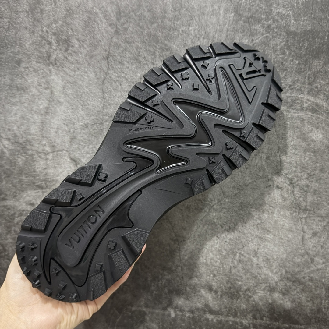 图片[9]-【YS 纯原】 广奢高端货 路易威登LOUIS VUITTON Runner Tatic系列 牛皮革 · 织物·圆头系带 · 低帮休闲男鞋 ✦ LV高端运动线 Runner Tatic 正统版型 ✦ 头层小牛皮革鞋面，纹理细腻、挺括高级 ✦ 原厂网面拼接结构，透气轻盈不闷脚 ✦ 圆头低帮设计，上脚更显修长与干净 ✦ 原楦开模开发，包裹感流畅贴合 ✦ 独家轻量缓震中底，行走舒适度拉满 ✦ 耐磨橡胶外底，抓地稳、耐穿强 ✦ LV Logo、花纹、结构点位全部对版 ✦ 专柜级包装＋配件齐全 ✦ 蓝色百搭耐看，通勤/日常轻奢必备 尺码：38-46-选品中心