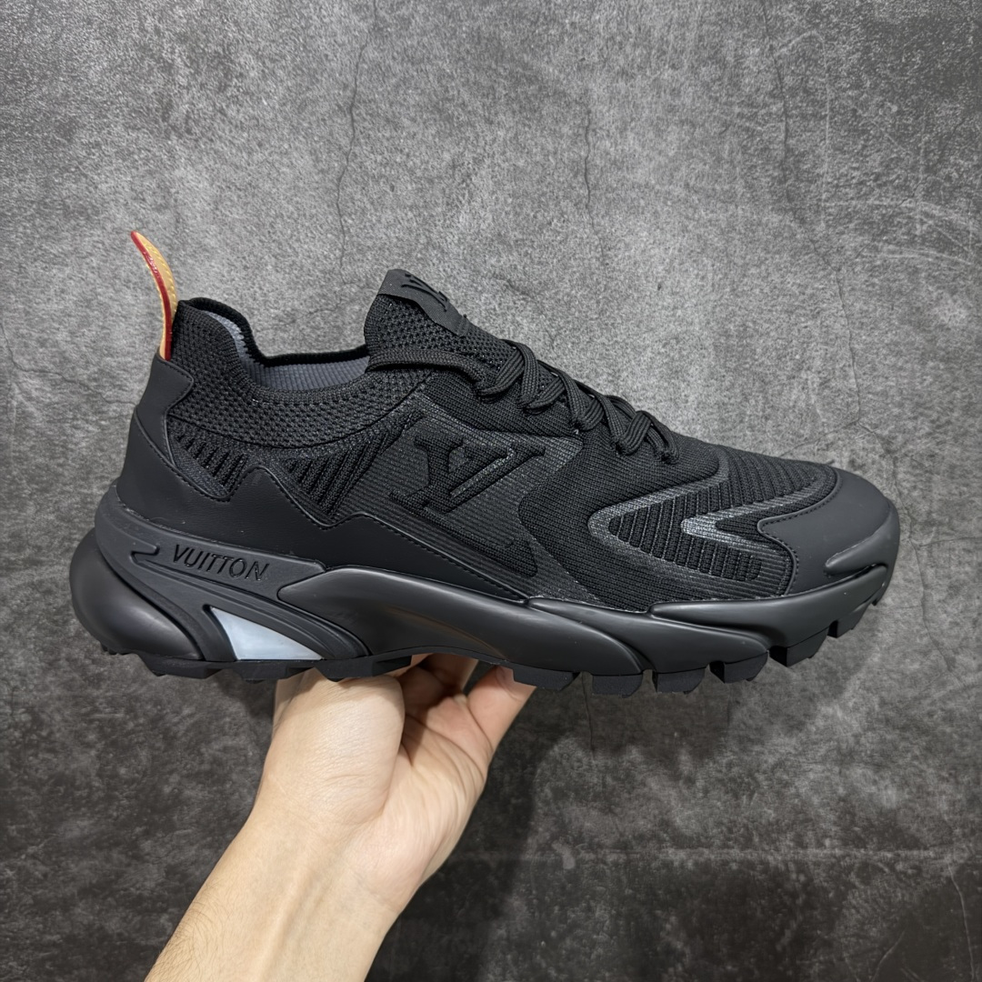 【YS 纯原】 广奢高端货 路易威登LOUIS VUITTON Runner Tatic系列 牛皮革 · 织物·圆头系带 · 低帮休闲男鞋 ✦ LV高端运动线 Runner Tatic 正统版型 ✦ 头层小牛皮革鞋面，纹理细腻、挺括高级 ✦ 原厂网面拼接结构，透气轻盈不闷脚 ✦ 圆头低帮设计，上脚更显修长与干净 ✦ 原楦开模开发，包裹感流畅贴合 ✦ 独家轻量缓震中底，行走舒适度拉满 ✦ 耐磨橡胶外底，抓地稳、耐穿强 ✦ LV Logo、花纹、结构点位全部对版 ✦ 专柜级包装＋配件齐全 ✦ 蓝色百搭耐看，通勤/日常轻奢必备 尺码：38-46-选品中心