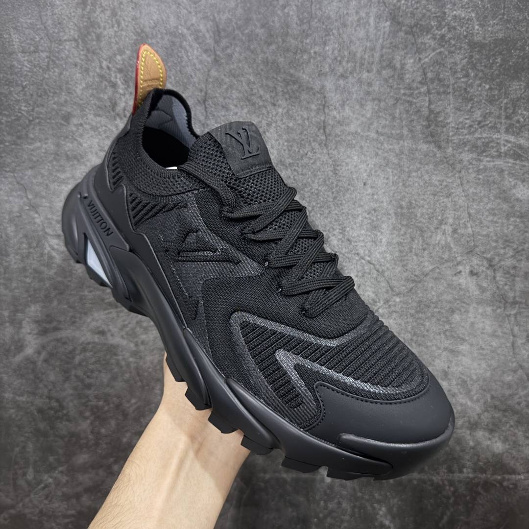 图片[3]-【YS 纯原】 广奢高端货 路易威登LOUIS VUITTON Runner Tatic系列 牛皮革 · 织物·圆头系带 · 低帮休闲男鞋 ✦ LV高端运动线 Runner Tatic 正统版型 ✦ 头层小牛皮革鞋面，纹理细腻、挺括高级 ✦ 原厂网面拼接结构，透气轻盈不闷脚 ✦ 圆头低帮设计，上脚更显修长与干净 ✦ 原楦开模开发，包裹感流畅贴合 ✦ 独家轻量缓震中底，行走舒适度拉满 ✦ 耐磨橡胶外底，抓地稳、耐穿强 ✦ LV Logo、花纹、结构点位全部对版 ✦ 专柜级包装＋配件齐全 ✦ 蓝色百搭耐看，通勤/日常轻奢必备 尺码：38-46-选品中心