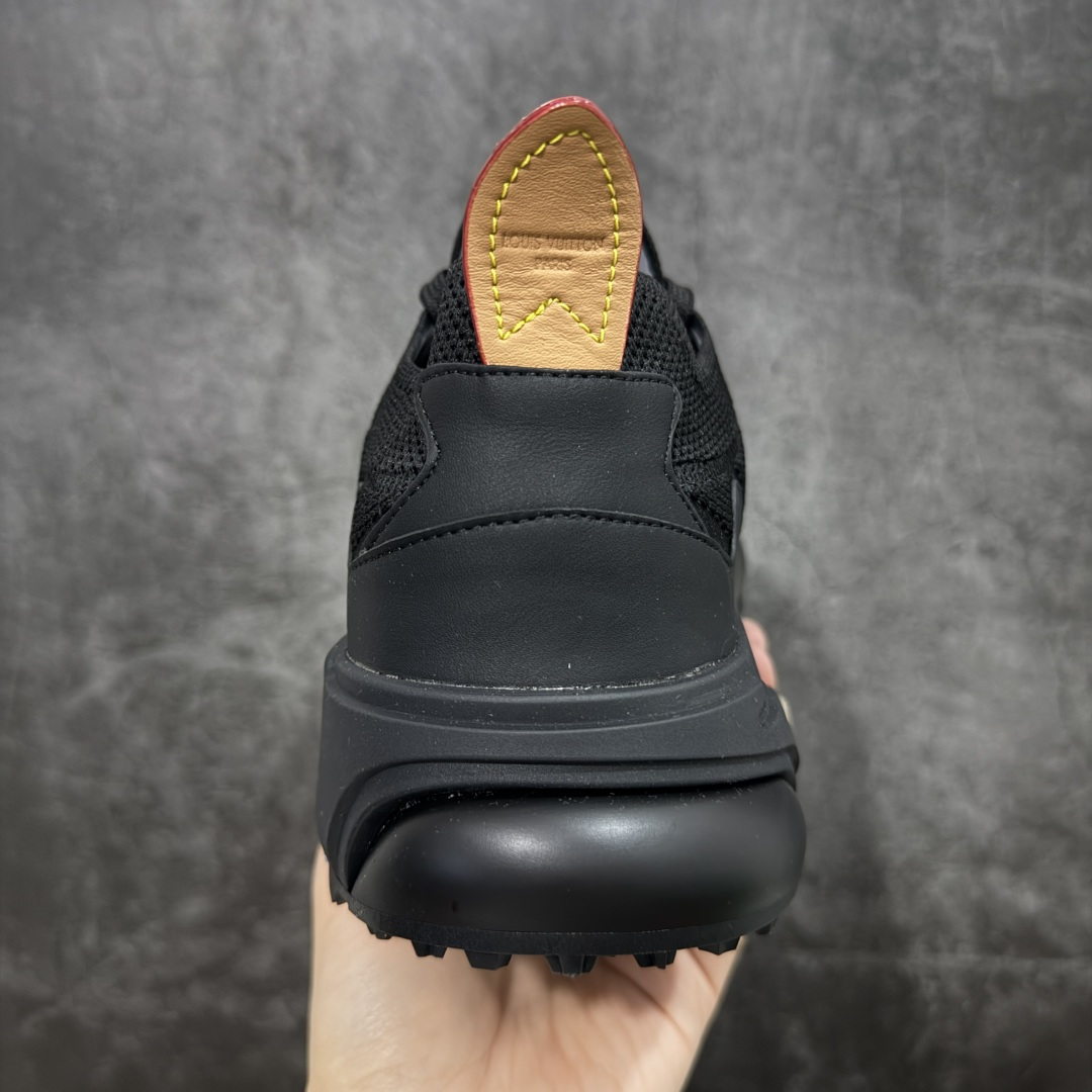 图片[4]-【YS 纯原】 广奢高端货 路易威登LOUIS VUITTON Runner Tatic系列 牛皮革 · 织物·圆头系带 · 低帮休闲男鞋 ✦ LV高端运动线 Runner Tatic 正统版型 ✦ 头层小牛皮革鞋面，纹理细腻、挺括高级 ✦ 原厂网面拼接结构，透气轻盈不闷脚 ✦ 圆头低帮设计，上脚更显修长与干净 ✦ 原楦开模开发，包裹感流畅贴合 ✦ 独家轻量缓震中底，行走舒适度拉满 ✦ 耐磨橡胶外底，抓地稳、耐穿强 ✦ LV Logo、花纹、结构点位全部对版 ✦ 专柜级包装＋配件齐全 ✦ 蓝色百搭耐看，通勤/日常轻奢必备 尺码：38-46-选品中心