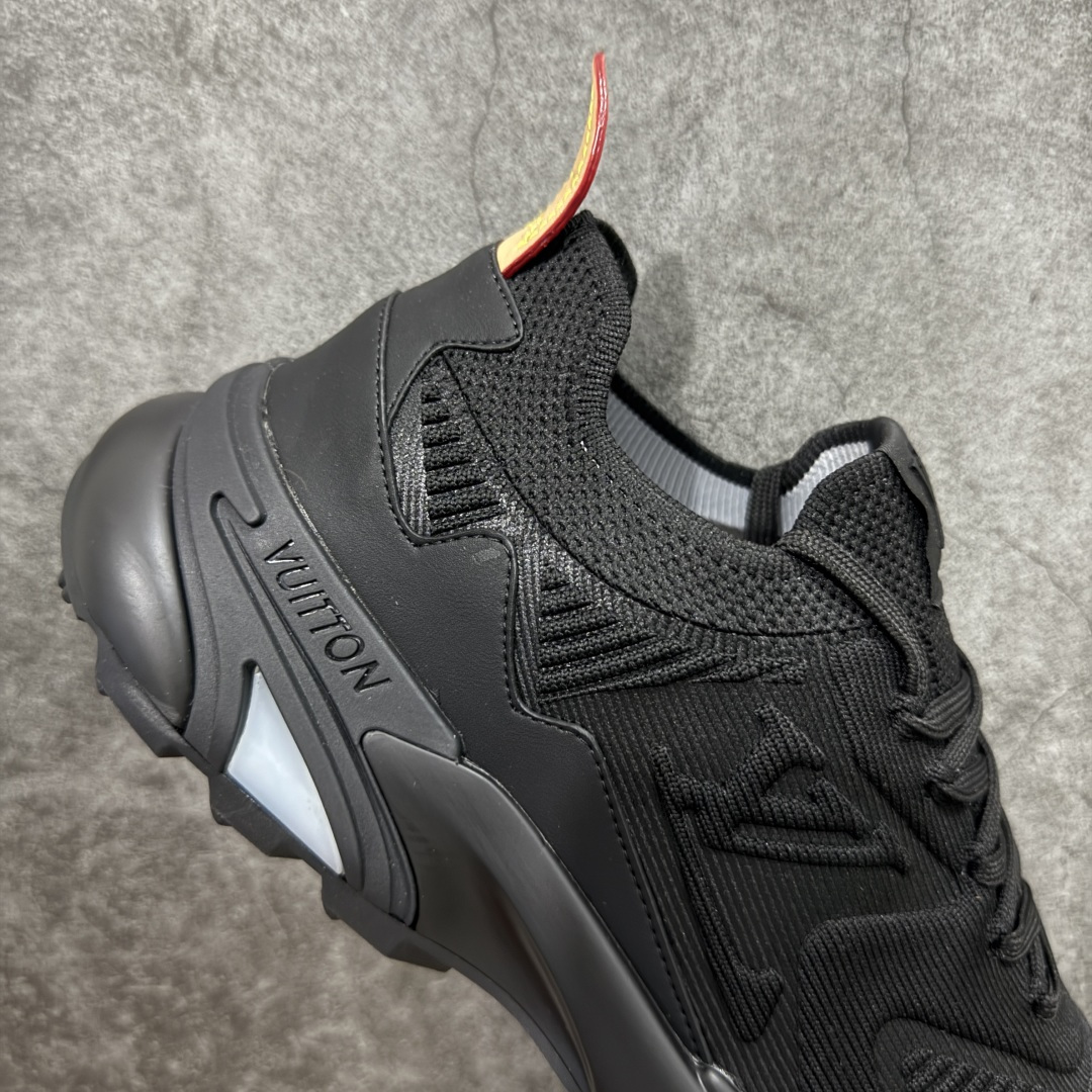 图片[7]-【YS 纯原】 广奢高端货 路易威登LOUIS VUITTON Runner Tatic系列 牛皮革 · 织物·圆头系带 · 低帮休闲男鞋 ✦ LV高端运动线 Runner Tatic 正统版型 ✦ 头层小牛皮革鞋面，纹理细腻、挺括高级 ✦ 原厂网面拼接结构，透气轻盈不闷脚 ✦ 圆头低帮设计，上脚更显修长与干净 ✦ 原楦开模开发，包裹感流畅贴合 ✦ 独家轻量缓震中底，行走舒适度拉满 ✦ 耐磨橡胶外底，抓地稳、耐穿强 ✦ LV Logo、花纹、结构点位全部对版 ✦ 专柜级包装＋配件齐全 ✦ 蓝色百搭耐看，通勤/日常轻奢必备 尺码：38-46-选品中心