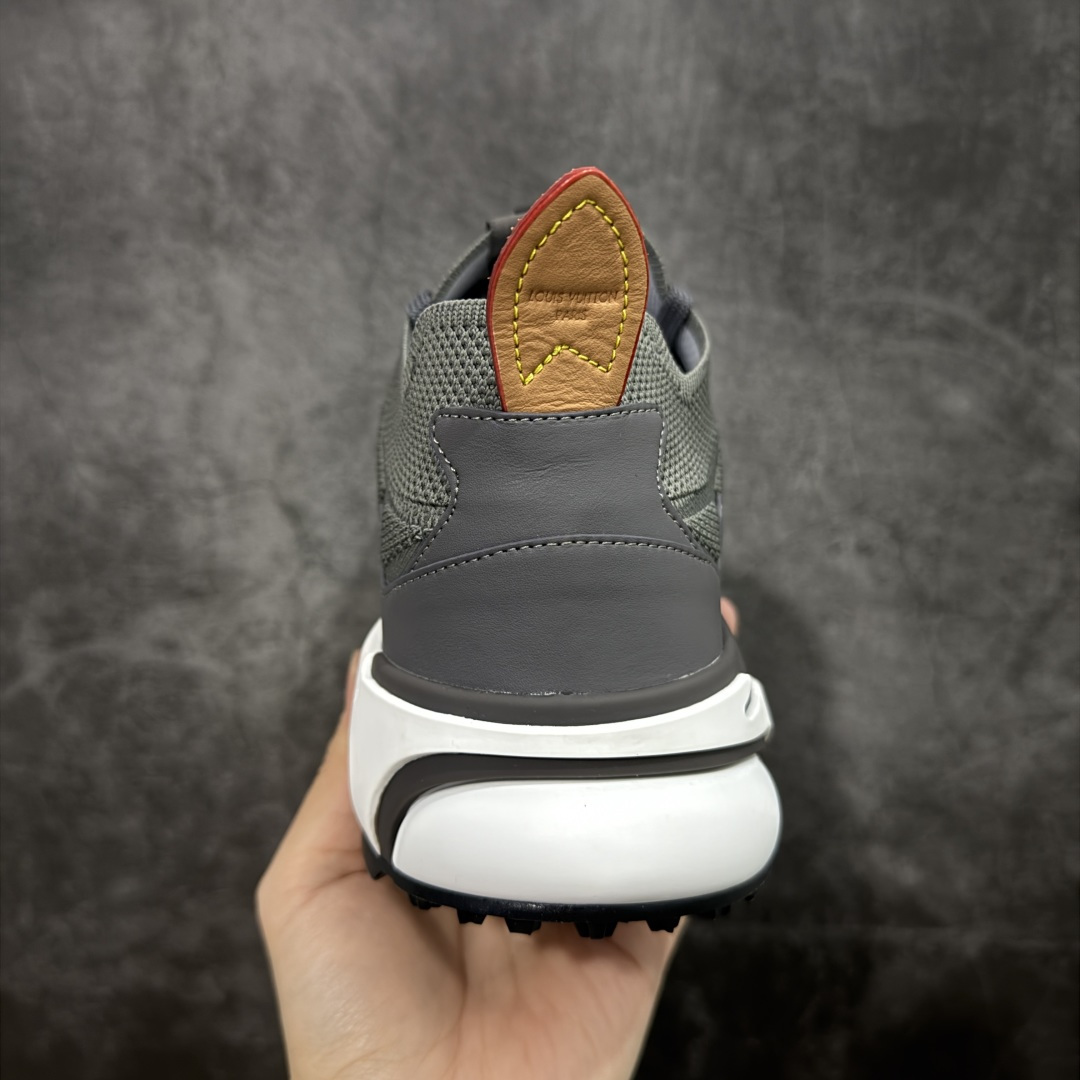 图片[4]-【YS 纯原】 广奢高端货 路易威登LOUIS VUITTON Runner Tatic系列 牛皮革 · 织物·圆头系带 · 低帮休闲男鞋 ✦ LV高端运动线 Runner Tatic 正统版型 ✦ 头层小牛皮革鞋面，纹理细腻、挺括高级 ✦ 原厂网面拼接结构，透气轻盈不闷脚 ✦ 圆头低帮设计，上脚更显修长与干净 ✦ 原楦开模开发，包裹感流畅贴合 ✦ 独家轻量缓震中底，行走舒适度拉满 ✦ 耐磨橡胶外底，抓地稳、耐穿强 ✦ LV Logo、花纹、结构点位全部对版 ✦ 专柜级包装＋配件齐全 ✦ 蓝色百搭耐看，通勤/日常轻奢必备 尺码：38-46-选品中心