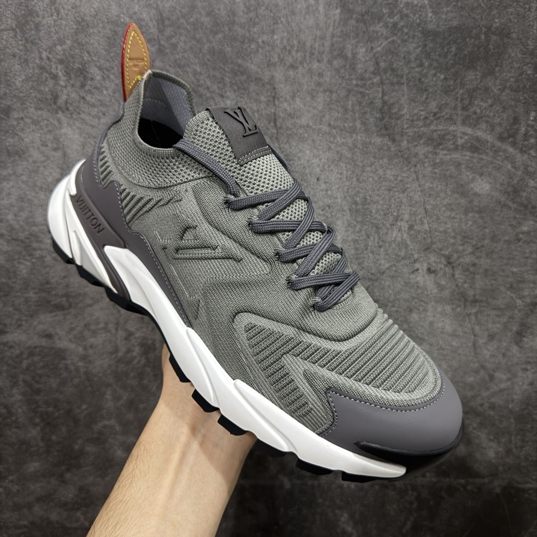 图片[3]-【YS 纯原】 广奢高端货 路易威登LOUIS VUITTON Runner Tatic系列 牛皮革 · 织物·圆头系带 · 低帮休闲男鞋 ✦ LV高端运动线 Runner Tatic 正统版型 ✦ 头层小牛皮革鞋面，纹理细腻、挺括高级 ✦ 原厂网面拼接结构，透气轻盈不闷脚 ✦ 圆头低帮设计，上脚更显修长与干净 ✦ 原楦开模开发，包裹感流畅贴合 ✦ 独家轻量缓震中底，行走舒适度拉满 ✦ 耐磨橡胶外底，抓地稳、耐穿强 ✦ LV Logo、花纹、结构点位全部对版 ✦ 专柜级包装＋配件齐全 ✦ 蓝色百搭耐看，通勤/日常轻奢必备 尺码：38-46-选品中心