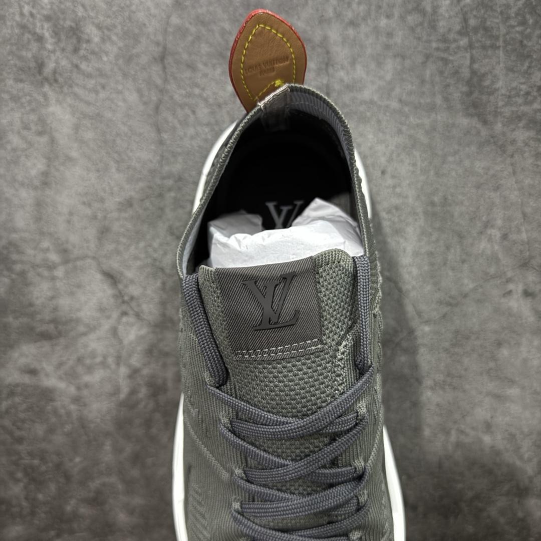 图片[8]-【YS 纯原】 广奢高端货 路易威登LOUIS VUITTON Runner Tatic系列 牛皮革 · 织物·圆头系带 · 低帮休闲男鞋 ✦ LV高端运动线 Runner Tatic 正统版型 ✦ 头层小牛皮革鞋面，纹理细腻、挺括高级 ✦ 原厂网面拼接结构，透气轻盈不闷脚 ✦ 圆头低帮设计，上脚更显修长与干净 ✦ 原楦开模开发，包裹感流畅贴合 ✦ 独家轻量缓震中底，行走舒适度拉满 ✦ 耐磨橡胶外底，抓地稳、耐穿强 ✦ LV Logo、花纹、结构点位全部对版 ✦ 专柜级包装＋配件齐全 ✦ 蓝色百搭耐看，通勤/日常轻奢必备 尺码：38-46-选品中心