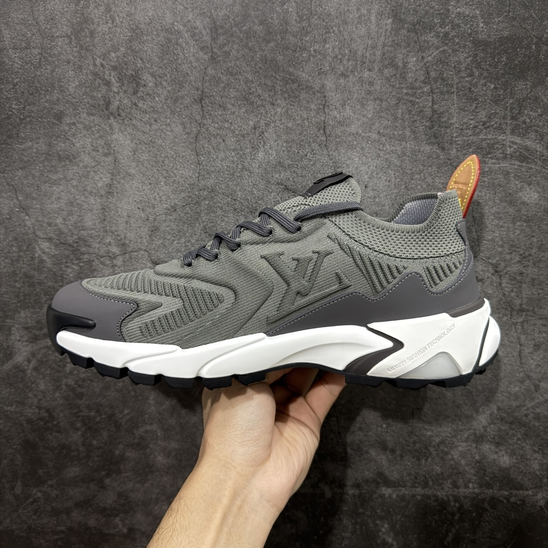 图片[2]-【YS 纯原】 广奢高端货 路易威登LOUIS VUITTON Runner Tatic系列 牛皮革 · 织物·圆头系带 · 低帮休闲男鞋 ✦ LV高端运动线 Runner Tatic 正统版型 ✦ 头层小牛皮革鞋面，纹理细腻、挺括高级 ✦ 原厂网面拼接结构，透气轻盈不闷脚 ✦ 圆头低帮设计，上脚更显修长与干净 ✦ 原楦开模开发，包裹感流畅贴合 ✦ 独家轻量缓震中底，行走舒适度拉满 ✦ 耐磨橡胶外底，抓地稳、耐穿强 ✦ LV Logo、花纹、结构点位全部对版 ✦ 专柜级包装＋配件齐全 ✦ 蓝色百搭耐看，通勤/日常轻奢必备 尺码：38-46-选品中心