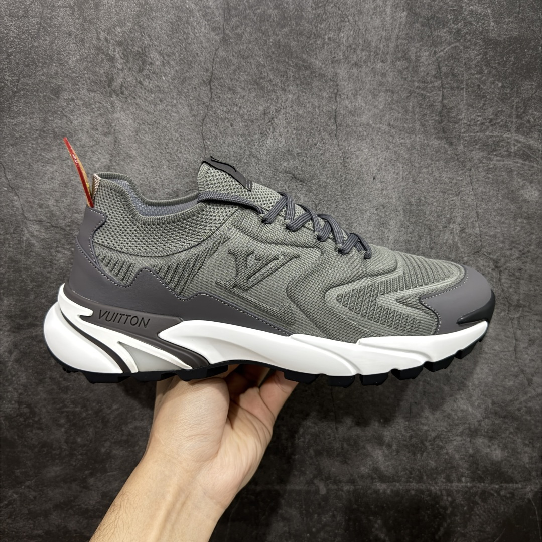 【YS 纯原】 广奢高端货 路易威登LOUIS VUITTON Runner Tatic系列 牛皮革 · 织物·圆头系带 · 低帮休闲男鞋 ✦ LV高端运动线 Runner Tatic 正统版型 ✦ 头层小牛皮革鞋面，纹理细腻、挺括高级 ✦ 原厂网面拼接结构，透气轻盈不闷脚 ✦ 圆头低帮设计，上脚更显修长与干净 ✦ 原楦开模开发，包裹感流畅贴合 ✦ 独家轻量缓震中底，行走舒适度拉满 ✦ 耐磨橡胶外底，抓地稳、耐穿强 ✦ LV Logo、花纹、结构点位全部对版 ✦ 专柜级包装＋配件齐全 ✦ 蓝色百搭耐看，通勤/日常轻奢必备 尺码：38-46-选品中心