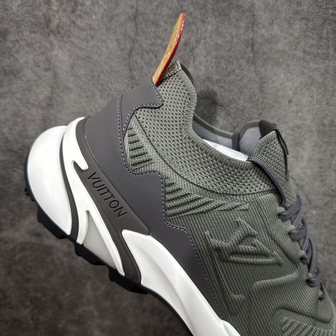 图片[7]-【YS 纯原】 广奢高端货 路易威登LOUIS VUITTON Runner Tatic系列 牛皮革 · 织物·圆头系带 · 低帮休闲男鞋 ✦ LV高端运动线 Runner Tatic 正统版型 ✦ 头层小牛皮革鞋面，纹理细腻、挺括高级 ✦ 原厂网面拼接结构，透气轻盈不闷脚 ✦ 圆头低帮设计，上脚更显修长与干净 ✦ 原楦开模开发，包裹感流畅贴合 ✦ 独家轻量缓震中底，行走舒适度拉满 ✦ 耐磨橡胶外底，抓地稳、耐穿强 ✦ LV Logo、花纹、结构点位全部对版 ✦ 专柜级包装＋配件齐全 ✦ 蓝色百搭耐看，通勤/日常轻奢必备 尺码：38-46-选品中心