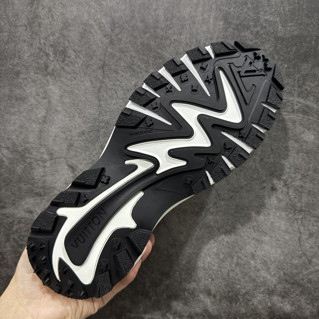 图片[9]-【YS 纯原】 广奢高端货 路易威登LOUIS VUITTON Runner Tatic系列 牛皮革 · 织物·圆头系带 · 低帮休闲男鞋 ✦ LV高端运动线 Runner Tatic 正统版型 ✦ 头层小牛皮革鞋面，纹理细腻、挺括高级 ✦ 原厂网面拼接结构，透气轻盈不闷脚 ✦ 圆头低帮设计，上脚更显修长与干净 ✦ 原楦开模开发，包裹感流畅贴合 ✦ 独家轻量缓震中底，行走舒适度拉满 ✦ 耐磨橡胶外底，抓地稳、耐穿强 ✦ LV Logo、花纹、结构点位全部对版 ✦ 专柜级包装＋配件齐全 ✦ 蓝色百搭耐看，通勤/日常轻奢必备 尺码：38-46-选品中心