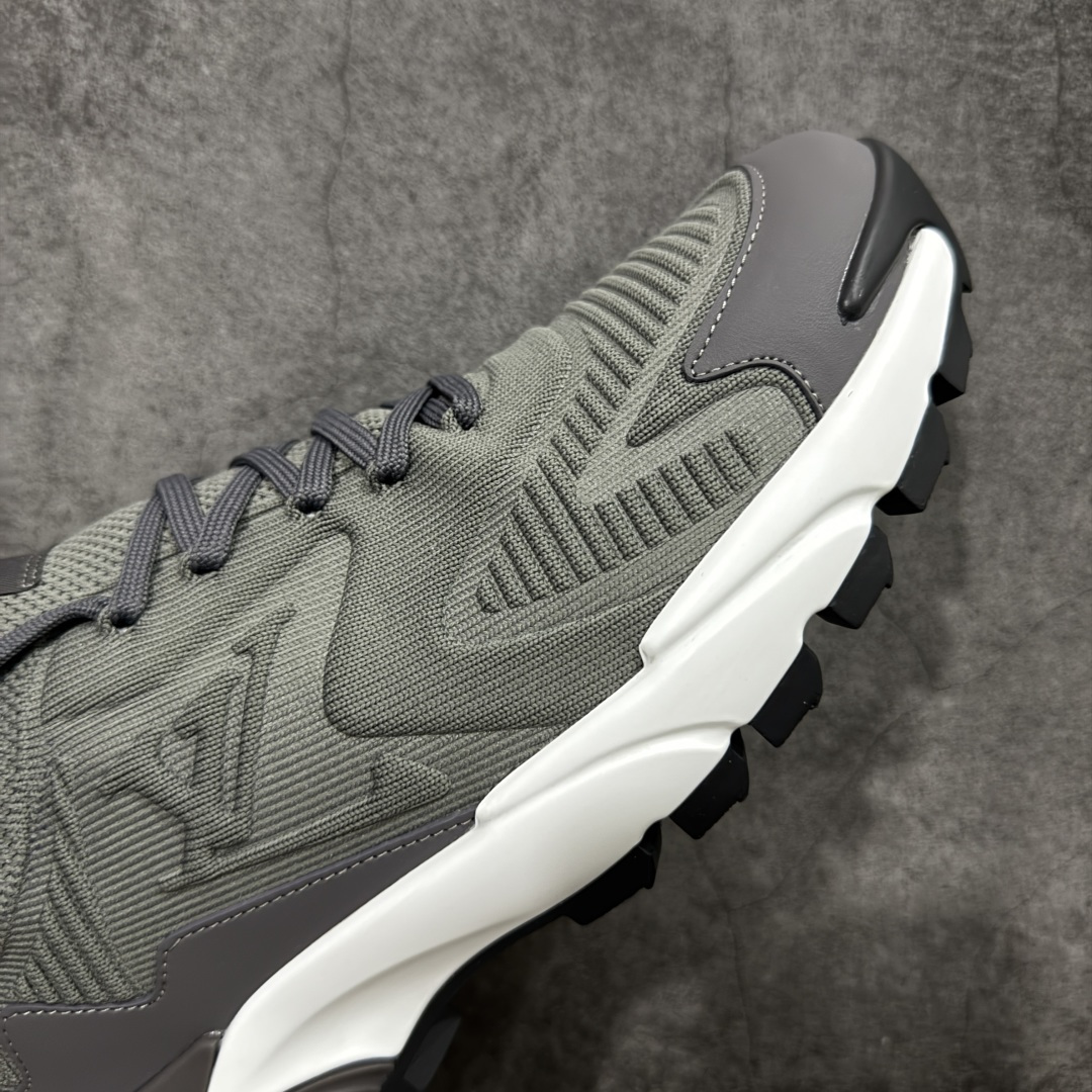 图片[6]-【YS 纯原】 广奢高端货 路易威登LOUIS VUITTON Runner Tatic系列 牛皮革 · 织物·圆头系带 · 低帮休闲男鞋 ✦ LV高端运动线 Runner Tatic 正统版型 ✦ 头层小牛皮革鞋面，纹理细腻、挺括高级 ✦ 原厂网面拼接结构，透气轻盈不闷脚 ✦ 圆头低帮设计，上脚更显修长与干净 ✦ 原楦开模开发，包裹感流畅贴合 ✦ 独家轻量缓震中底，行走舒适度拉满 ✦ 耐磨橡胶外底，抓地稳、耐穿强 ✦ LV Logo、花纹、结构点位全部对版 ✦ 专柜级包装＋配件齐全 ✦ 蓝色百搭耐看，通勤/日常轻奢必备 尺码：38-46-选品中心