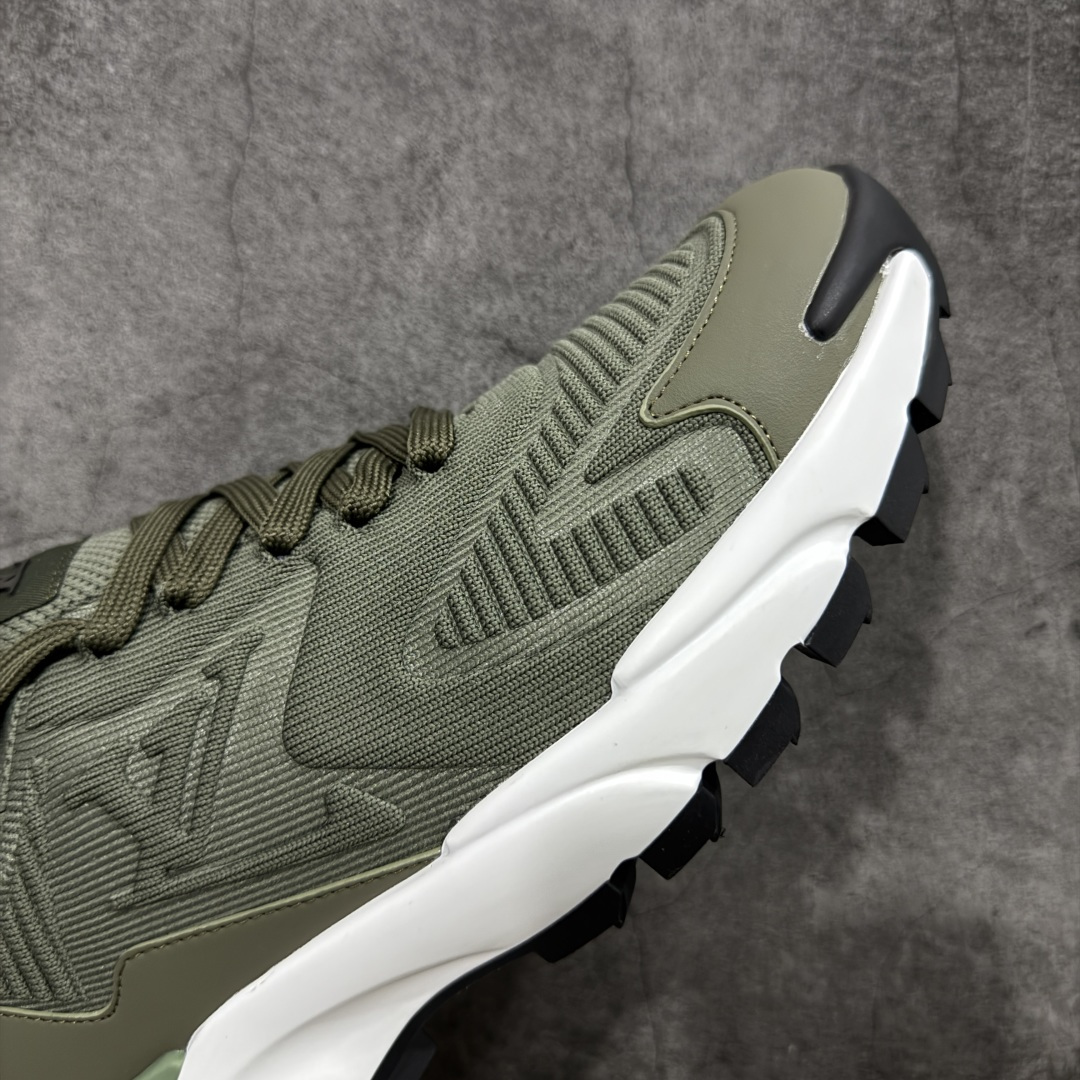 图片[6]-【YS 纯原】 广奢高端货 路易威登LOUIS VUITTON Runner Tatic系列 牛皮革 · 织物·圆头系带 · 低帮休闲男鞋 ✦ LV高端运动线 Runner Tatic 正统版型 ✦ 头层小牛皮革鞋面，纹理细腻、挺括高级 ✦ 原厂网面拼接结构，透气轻盈不闷脚 ✦ 圆头低帮设计，上脚更显修长与干净 ✦ 原楦开模开发，包裹感流畅贴合 ✦ 独家轻量缓震中底，行走舒适度拉满 ✦ 耐磨橡胶外底，抓地稳、耐穿强 ✦ LV Logo、花纹、结构点位全部对版 ✦ 专柜级包装＋配件齐全 ✦ 蓝色百搭耐看，通勤/日常轻奢必备 尺码：38-46-选品中心