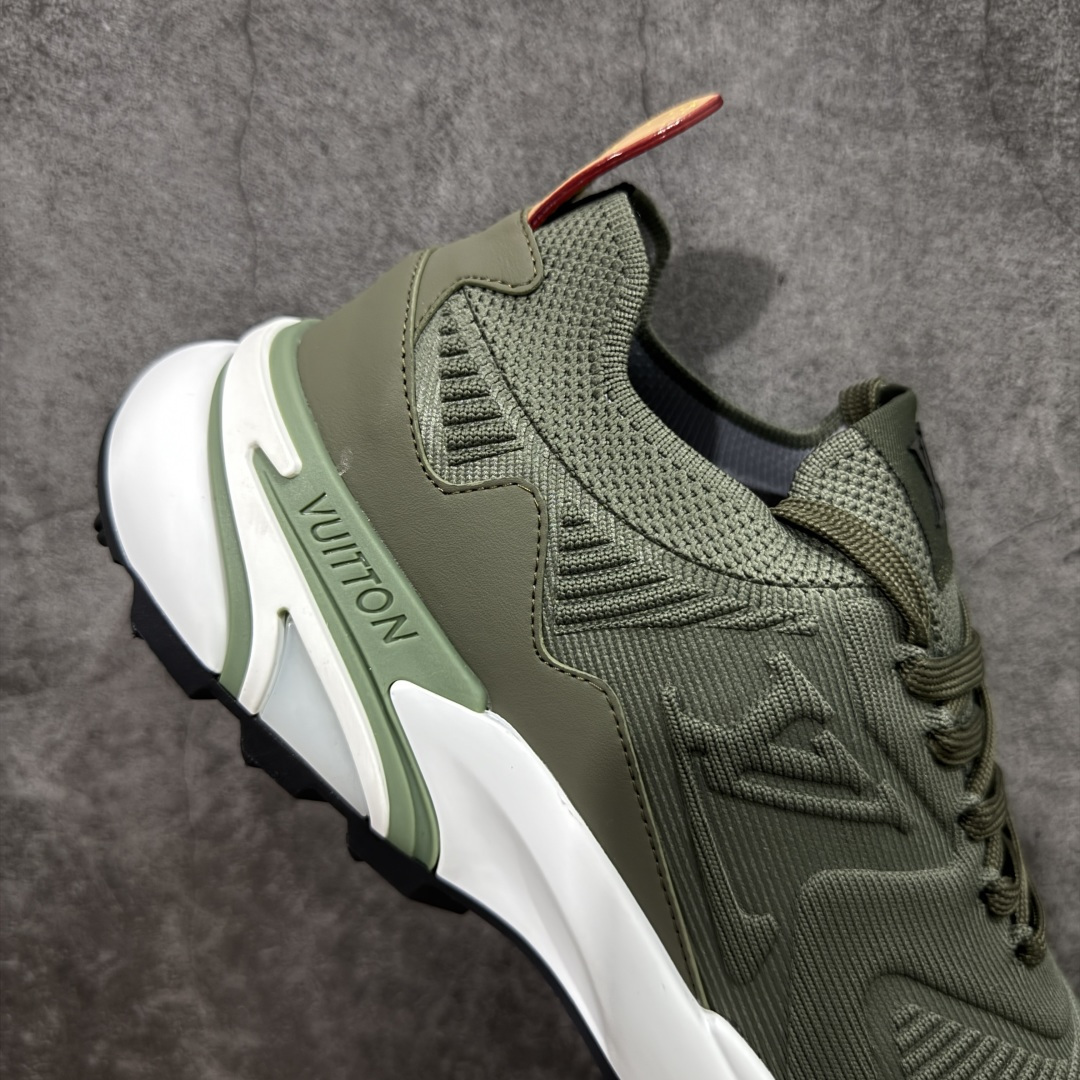 图片[7]-【YS 纯原】 广奢高端货 路易威登LOUIS VUITTON Runner Tatic系列 牛皮革 · 织物·圆头系带 · 低帮休闲男鞋 ✦ LV高端运动线 Runner Tatic 正统版型 ✦ 头层小牛皮革鞋面，纹理细腻、挺括高级 ✦ 原厂网面拼接结构，透气轻盈不闷脚 ✦ 圆头低帮设计，上脚更显修长与干净 ✦ 原楦开模开发，包裹感流畅贴合 ✦ 独家轻量缓震中底，行走舒适度拉满 ✦ 耐磨橡胶外底，抓地稳、耐穿强 ✦ LV Logo、花纹、结构点位全部对版 ✦ 专柜级包装＋配件齐全 ✦ 蓝色百搭耐看，通勤/日常轻奢必备 尺码：38-46-选品中心