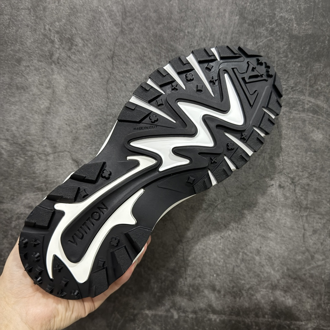 图片[9]-【YS 纯原】 广奢高端货 路易威登LOUIS VUITTON Runner Tatic系列 牛皮革 · 织物·圆头系带 · 低帮休闲男鞋 ✦ LV高端运动线 Runner Tatic 正统版型 ✦ 头层小牛皮革鞋面，纹理细腻、挺括高级 ✦ 原厂网面拼接结构，透气轻盈不闷脚 ✦ 圆头低帮设计，上脚更显修长与干净 ✦ 原楦开模开发，包裹感流畅贴合 ✦ 独家轻量缓震中底，行走舒适度拉满 ✦ 耐磨橡胶外底，抓地稳、耐穿强 ✦ LV Logo、花纹、结构点位全部对版 ✦ 专柜级包装＋配件齐全 ✦ 蓝色百搭耐看，通勤/日常轻奢必备 尺码：38-46-选品中心