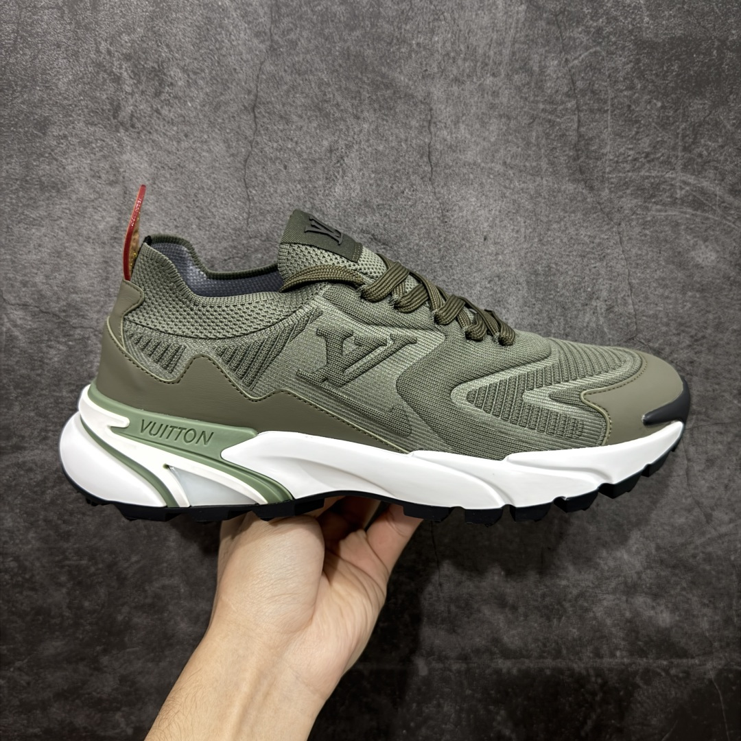 【YS 纯原】 广奢高端货 路易威登LOUIS VUITTON Runner Tatic系列 牛皮革 · 织物·圆头系带 · 低帮休闲男鞋 ✦ LV高端运动线 Runner Tatic 正统版型 ✦ 头层小牛皮革鞋面，纹理细腻、挺括高级 ✦ 原厂网面拼接结构，透气轻盈不闷脚 ✦ 圆头低帮设计，上脚更显修长与干净 ✦ 原楦开模开发，包裹感流畅贴合 ✦ 独家轻量缓震中底，行走舒适度拉满 ✦ 耐磨橡胶外底，抓地稳、耐穿强 ✦ LV Logo、花纹、结构点位全部对版 ✦ 专柜级包装＋配件齐全 ✦ 蓝色百搭耐看，通勤/日常轻奢必备 尺码：38-46-选品中心