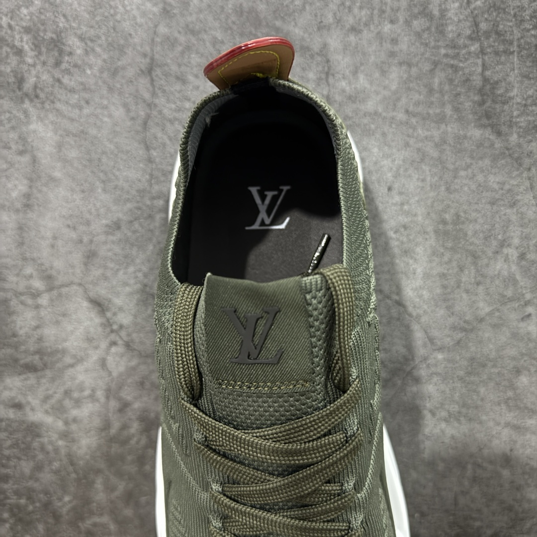 图片[8]-【YS 纯原】 广奢高端货 路易威登LOUIS VUITTON Runner Tatic系列 牛皮革 · 织物·圆头系带 · 低帮休闲男鞋 ✦ LV高端运动线 Runner Tatic 正统版型 ✦ 头层小牛皮革鞋面，纹理细腻、挺括高级 ✦ 原厂网面拼接结构，透气轻盈不闷脚 ✦ 圆头低帮设计，上脚更显修长与干净 ✦ 原楦开模开发，包裹感流畅贴合 ✦ 独家轻量缓震中底，行走舒适度拉满 ✦ 耐磨橡胶外底，抓地稳、耐穿强 ✦ LV Logo、花纹、结构点位全部对版 ✦ 专柜级包装＋配件齐全 ✦ 蓝色百搭耐看，通勤/日常轻奢必备 尺码：38-46-选品中心