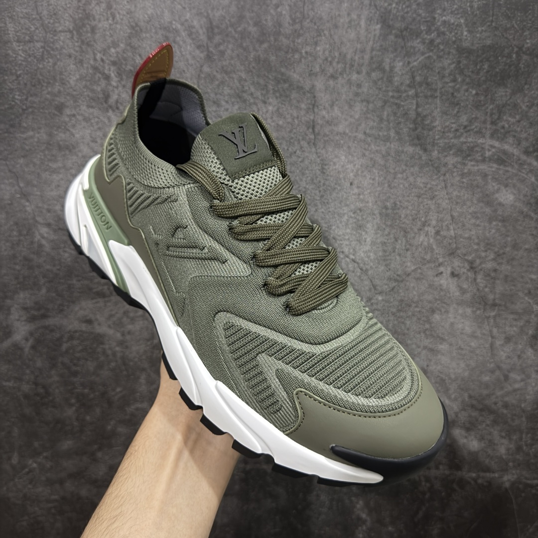 图片[3]-【YS 纯原】 广奢高端货 路易威登LOUIS VUITTON Runner Tatic系列 牛皮革 · 织物·圆头系带 · 低帮休闲男鞋 ✦ LV高端运动线 Runner Tatic 正统版型 ✦ 头层小牛皮革鞋面，纹理细腻、挺括高级 ✦ 原厂网面拼接结构，透气轻盈不闷脚 ✦ 圆头低帮设计，上脚更显修长与干净 ✦ 原楦开模开发，包裹感流畅贴合 ✦ 独家轻量缓震中底，行走舒适度拉满 ✦ 耐磨橡胶外底，抓地稳、耐穿强 ✦ LV Logo、花纹、结构点位全部对版 ✦ 专柜级包装＋配件齐全 ✦ 蓝色百搭耐看，通勤/日常轻奢必备 尺码：38-46-选品中心