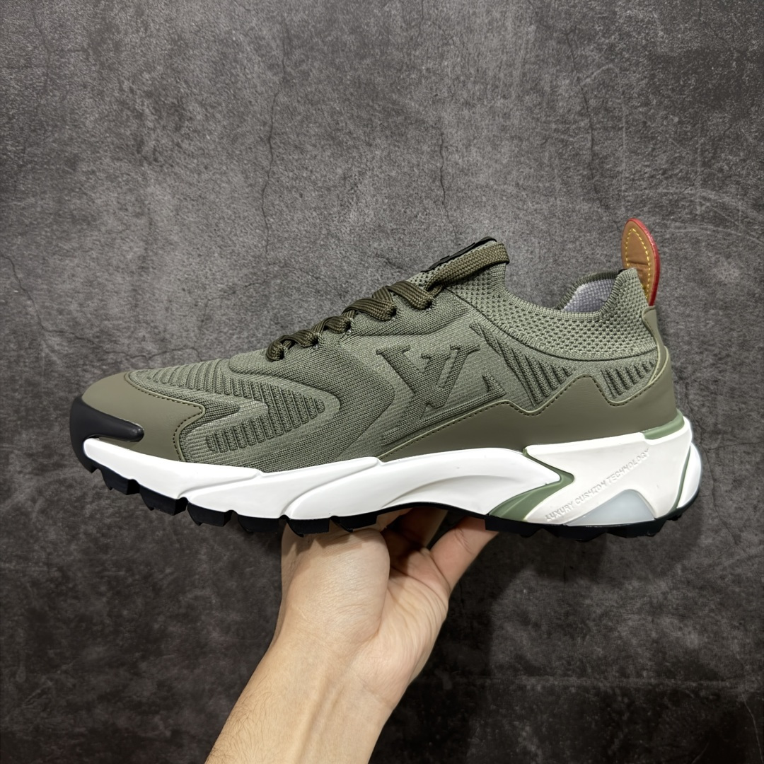 图片[2]-【YS 纯原】 广奢高端货 路易威登LOUIS VUITTON Runner Tatic系列 牛皮革 · 织物·圆头系带 · 低帮休闲男鞋 ✦ LV高端运动线 Runner Tatic 正统版型 ✦ 头层小牛皮革鞋面，纹理细腻、挺括高级 ✦ 原厂网面拼接结构，透气轻盈不闷脚 ✦ 圆头低帮设计，上脚更显修长与干净 ✦ 原楦开模开发，包裹感流畅贴合 ✦ 独家轻量缓震中底，行走舒适度拉满 ✦ 耐磨橡胶外底，抓地稳、耐穿强 ✦ LV Logo、花纹、结构点位全部对版 ✦ 专柜级包装＋配件齐全 ✦ 蓝色百搭耐看，通勤/日常轻奢必备 尺码：38-46-选品中心