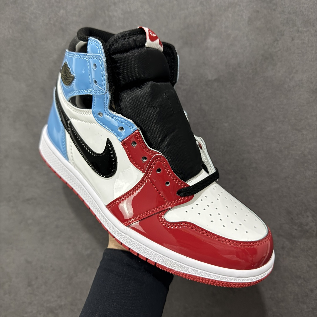图片[3]-【公司级头层版】Air Jordan 1 High OG 高帮 AJ1 乔丹1代 aj1 乔1 高邦 金人吊牌 乔丹篮球鞋系列CK5666-100 采用正确头层皮组合荔枝纹头层皮革鞋面材质 中底注胶孔及缜密中底拉帮工艺 内置气垫及耐磨橡胶大底 尺码：36-47带半码-选品中心