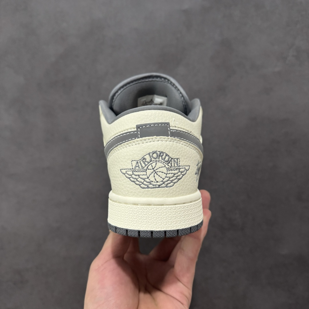 图片[4]-【公司级】Nike Jordan Air Jordan 1“ 斯图西联名——米灰印花” 高端定制 低帮 复古 减震 防滑 耐磨 篮球鞋 定制鞋盒 大厂纯原品质出货 超高清洁度 皮料切割干净无任何毛边 细节完美 货号：LL8888-001 尺码： 36 36.5 37.5 38 38.5 39 40 40.5 41 42 42.5 43 44 44.5 45-选品中心
