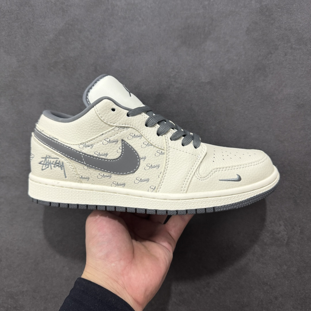 【公司级】Nike Jordan Air Jordan 1“ 斯图西联名——米灰印花” 高端定制 低帮 复古 减震 防滑 耐磨 篮球鞋 定制鞋盒 大厂纯原品质出货 超高清洁度 皮料切割干净无任何毛边 细节完美 货号：LL8888-001 尺码： 36 36.5 37.5 38 38.5 39 40 40.5 41 42 42.5 43 44 44.5 45-选品中心