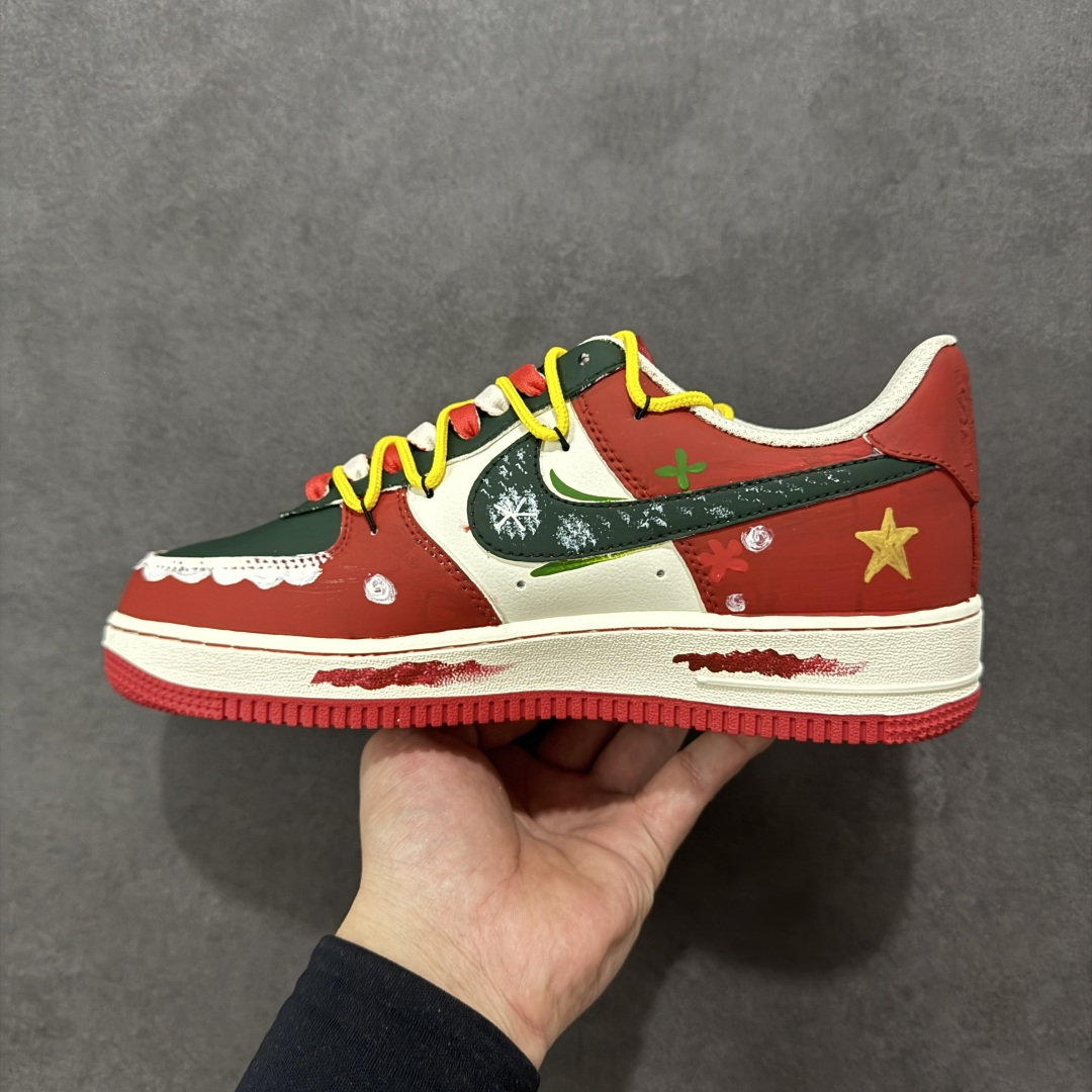 图片[2]-【定制版】Nike Air Force 1\’07 Low \”Christmas Frosting\” 手绘涂鸦 圣诞糖霜 空军一号低帮休闲板鞋 SD1990-101  #鞋身用红、绿、米白撞色还原圣诞配色，鞋头边缘的波浪纹 + 鞋侧的姜饼人、雪花、圣诞树图案，像裹满糖霜的姜饼甜点；鞋带用黄红拼接的 “糖果绳” 呼应主题，后跟的 “Merry Christmas” 字样直接拉满节日氛围  尺码：36 36.5 37.5 38 38.5 39 40 40.5 41 42 42.5 43 44 44.5 45 编码：HXSA310320-选品中心