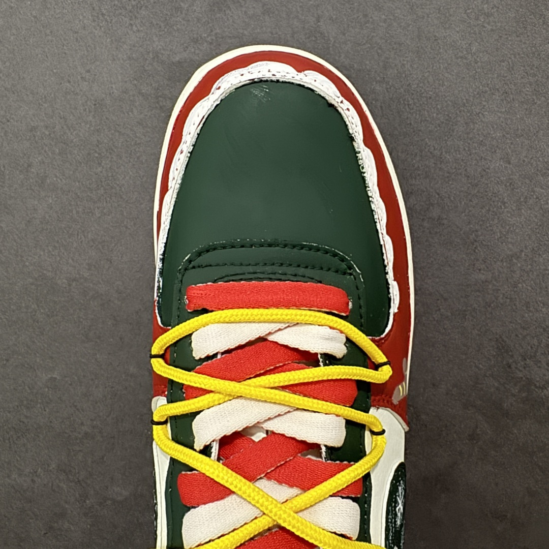 图片[8]-【定制版】Nike Air Force 1\’07 Low \”Christmas Frosting\” 手绘涂鸦 圣诞糖霜 空军一号低帮休闲板鞋 SD1990-101  #鞋身用红、绿、米白撞色还原圣诞配色，鞋头边缘的波浪纹 + 鞋侧的姜饼人、雪花、圣诞树图案，像裹满糖霜的姜饼甜点；鞋带用黄红拼接的 “糖果绳” 呼应主题，后跟的 “Merry Christmas” 字样直接拉满节日氛围  尺码：36 36.5 37.5 38 38.5 39 40 40.5 41 42 42.5 43 44 44.5 45 编码：HXSA310320-选品中心