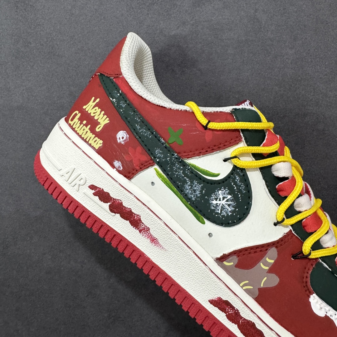 图片[6]-【定制版】Nike Air Force 1\’07 Low \”Christmas Frosting\” 手绘涂鸦 圣诞糖霜 空军一号低帮休闲板鞋 SD1990-101  #鞋身用红、绿、米白撞色还原圣诞配色，鞋头边缘的波浪纹 + 鞋侧的姜饼人、雪花、圣诞树图案，像裹满糖霜的姜饼甜点；鞋带用黄红拼接的 “糖果绳” 呼应主题，后跟的 “Merry Christmas” 字样直接拉满节日氛围  尺码：36 36.5 37.5 38 38.5 39 40 40.5 41 42 42.5 43 44 44.5 45 编码：HXSA310320-选品中心