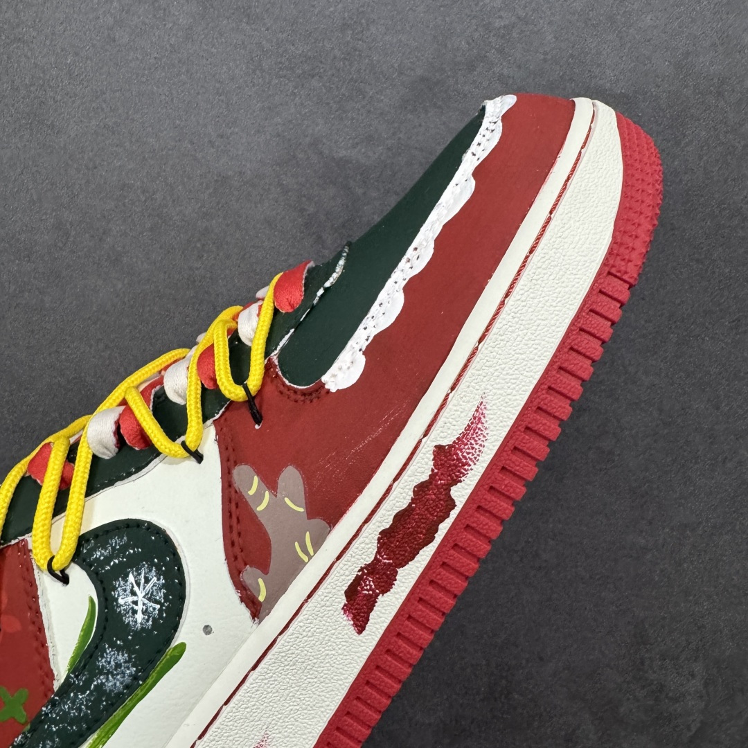 图片[5]-【定制版】Nike Air Force 1\’07 Low \”Christmas Frosting\” 手绘涂鸦 圣诞糖霜 空军一号低帮休闲板鞋 SD1990-101  #鞋身用红、绿、米白撞色还原圣诞配色，鞋头边缘的波浪纹 + 鞋侧的姜饼人、雪花、圣诞树图案，像裹满糖霜的姜饼甜点；鞋带用黄红拼接的 “糖果绳” 呼应主题，后跟的 “Merry Christmas” 字样直接拉满节日氛围  尺码：36 36.5 37.5 38 38.5 39 40 40.5 41 42 42.5 43 44 44.5 45 编码：HXSA310320-选品中心