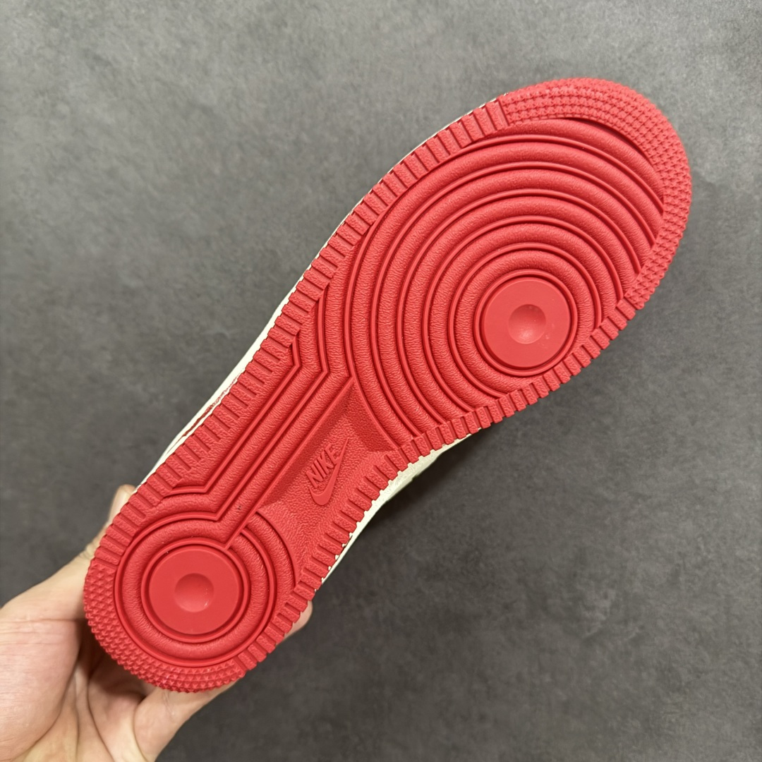 图片[9]-【定制版】Nike Air Force 1\’07 Low \”Christmas Frosting\” 手绘涂鸦 圣诞糖霜 空军一号低帮休闲板鞋 SD1990-101  #鞋身用红、绿、米白撞色还原圣诞配色，鞋头边缘的波浪纹 + 鞋侧的姜饼人、雪花、圣诞树图案，像裹满糖霜的姜饼甜点；鞋带用黄红拼接的 “糖果绳” 呼应主题，后跟的 “Merry Christmas” 字样直接拉满节日氛围  尺码：36 36.5 37.5 38 38.5 39 40 40.5 41 42 42.5 43 44 44.5 45 编码：HXSA310320-选品中心