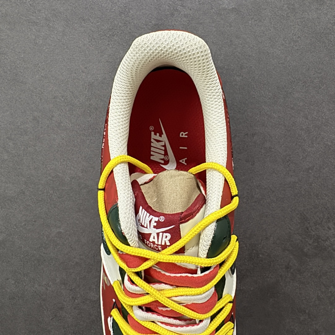 图片[7]-【定制版】Nike Air Force 1\’07 Low \”Christmas Frosting\” 手绘涂鸦 圣诞糖霜 空军一号低帮休闲板鞋 SD1990-101  #鞋身用红、绿、米白撞色还原圣诞配色，鞋头边缘的波浪纹 + 鞋侧的姜饼人、雪花、圣诞树图案，像裹满糖霜的姜饼甜点；鞋带用黄红拼接的 “糖果绳” 呼应主题，后跟的 “Merry Christmas” 字样直接拉满节日氛围  尺码：36 36.5 37.5 38 38.5 39 40 40.5 41 42 42.5 43 44 44.5 45 编码：HXSA310320-选品中心