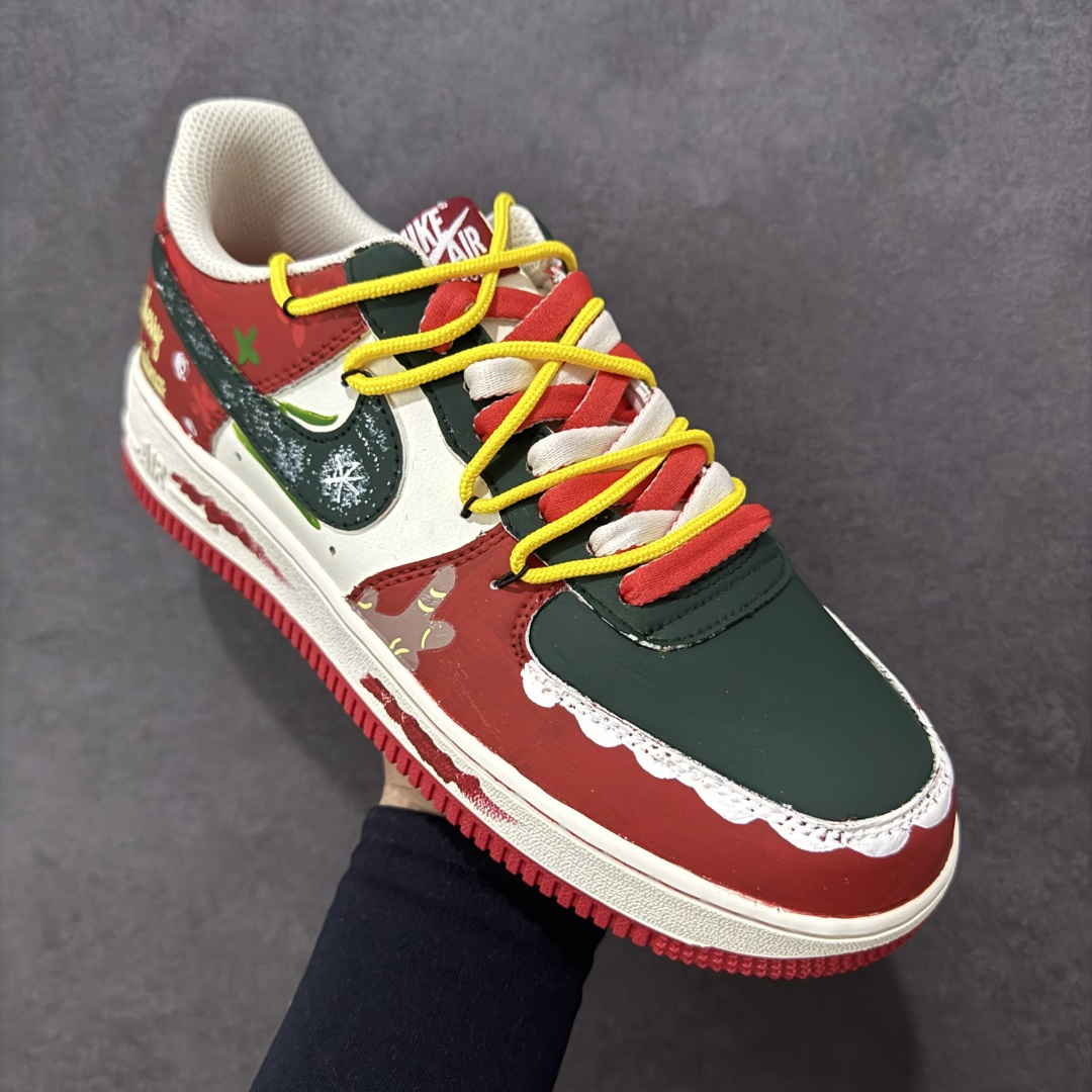 图片[3]-【定制版】Nike Air Force 1\’07 Low \”Christmas Frosting\” 手绘涂鸦 圣诞糖霜 空军一号低帮休闲板鞋 SD1990-101  #鞋身用红、绿、米白撞色还原圣诞配色，鞋头边缘的波浪纹 + 鞋侧的姜饼人、雪花、圣诞树图案，像裹满糖霜的姜饼甜点；鞋带用黄红拼接的 “糖果绳” 呼应主题，后跟的 “Merry Christmas” 字样直接拉满节日氛围  尺码：36 36.5 37.5 38 38.5 39 40 40.5 41 42 42.5 43 44 44.5 45 编码：HXSA310320-选品中心