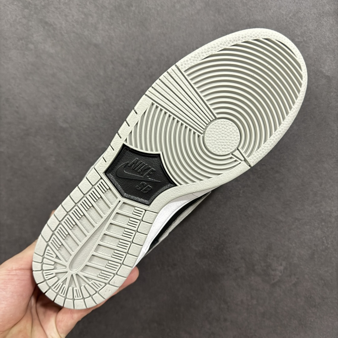 图片[9]-【YC版本】SB Dunk Low J-Pack \”Shadow\” 影子灰 圈内最强性价比 全套惠州原厂楦头原纸板数据档案倾力打造 极致还原 匹配率百分之九十九 无解鞋型 御用原厂Sadesa D7 皮料 细纹质感排气孔完全一致 广东原厂配套原盒原标 鞋盒分三个尺码段 原厂冲刀 超高清洁度 全鞋零毛边皮料切割 采用原厂百宏鞋带以及原厂百宏织舌标 内标可供原厂几率过验 进口原装条纹中底布 四线拉帮白色点胶 原厂拉帮手法遵循公司 原厂电绣 针数密度一致 全鞋134处细节 逐一对比 追求零偏差 出货即市场巅峰 货号：BQ6817-007 尺码：36 37.5 38 38.5 39 40 40.5 41 42 42.5 43 44 44.5 45 46 编码：HXSB270280-选品中心