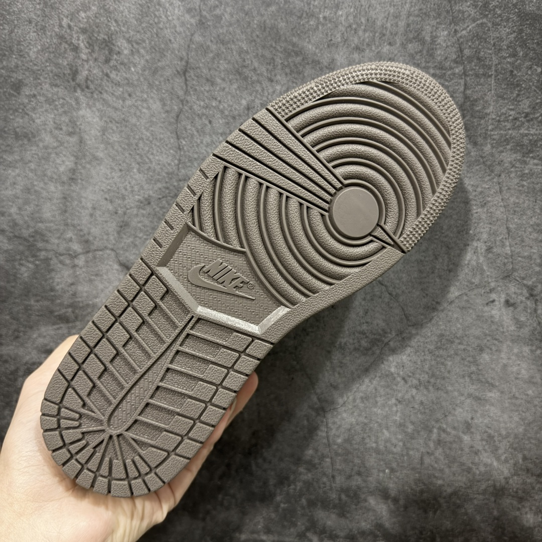 图片[9]-【H11纯原版】Nike Air Jordan 1 LOW AJ1 乔一 舒适贴合 低帮 复古篮球鞋 男女同款 棕黑色 #H11顶级纯原 纯原外贸平台特供订单 #全套原纸板楦头开发 #原厂特供材料配套加持 #确保原汁原味 完美呈现版型 #原档数据独家私模大底 #男女鞋同步官方开发至47.5 #原装进口轻量化鞋垫 #进口港宝加持 后跟自然饱满 还原公司包裹性 #鞋面采用原装数据贴合技术 #全方位贴合包裹脚型 #鞋跟部鞋底牵引设计 #提供强大的抓地性能 #更适应不同实战场地路面 货号：IB7109-005 尺码：35.5 36 36.5 37.5 38 38.5 39 40 40.5 41 42 42.5 43 44 45 46 47.5-选品中心