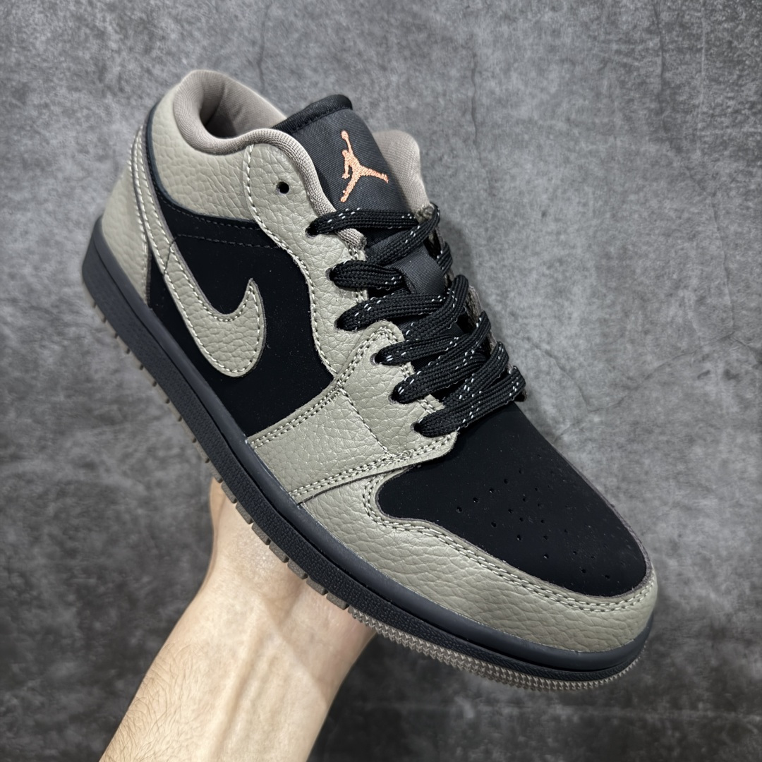 图片[3]-【H11纯原版】Nike Air Jordan 1 LOW AJ1 乔一 舒适贴合 低帮 复古篮球鞋 男女同款 棕黑色 #H11顶级纯原 纯原外贸平台特供订单 #全套原纸板楦头开发 #原厂特供材料配套加持 #确保原汁原味 完美呈现版型 #原档数据独家私模大底 #男女鞋同步官方开发至47.5 #原装进口轻量化鞋垫 #进口港宝加持 后跟自然饱满 还原公司包裹性 #鞋面采用原装数据贴合技术 #全方位贴合包裹脚型 #鞋跟部鞋底牵引设计 #提供强大的抓地性能 #更适应不同实战场地路面 货号：IB7109-005 尺码：35.5 36 36.5 37.5 38 38.5 39 40 40.5 41 42 42.5 43 44 45 46 47.5-选品中心