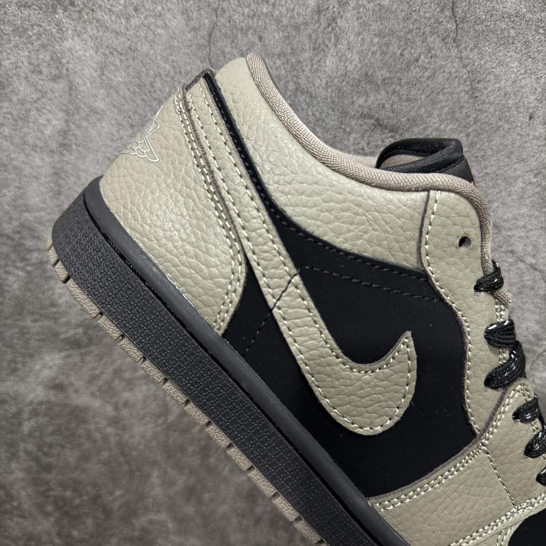 图片[7]-【H11纯原版】Nike Air Jordan 1 LOW AJ1 乔一 舒适贴合 低帮 复古篮球鞋 男女同款 棕黑色 #H11顶级纯原 纯原外贸平台特供订单 #全套原纸板楦头开发 #原厂特供材料配套加持 #确保原汁原味 完美呈现版型 #原档数据独家私模大底 #男女鞋同步官方开发至47.5 #原装进口轻量化鞋垫 #进口港宝加持 后跟自然饱满 还原公司包裹性 #鞋面采用原装数据贴合技术 #全方位贴合包裹脚型 #鞋跟部鞋底牵引设计 #提供强大的抓地性能 #更适应不同实战场地路面 货号：IB7109-005 尺码：35.5 36 36.5 37.5 38 38.5 39 40 40.5 41 42 42.5 43 44 45 46 47.5-选品中心