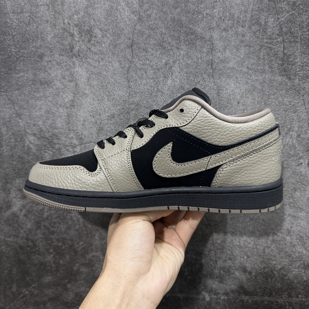 图片[2]-【H11纯原版】Nike Air Jordan 1 LOW AJ1 乔一 舒适贴合 低帮 复古篮球鞋 男女同款 棕黑色 #H11顶级纯原 纯原外贸平台特供订单 #全套原纸板楦头开发 #原厂特供材料配套加持 #确保原汁原味 完美呈现版型 #原档数据独家私模大底 #男女鞋同步官方开发至47.5 #原装进口轻量化鞋垫 #进口港宝加持 后跟自然饱满 还原公司包裹性 #鞋面采用原装数据贴合技术 #全方位贴合包裹脚型 #鞋跟部鞋底牵引设计 #提供强大的抓地性能 #更适应不同实战场地路面 货号：IB7109-005 尺码：35.5 36 36.5 37.5 38 38.5 39 40 40.5 41 42 42.5 43 44 45 46 47.5-选品中心